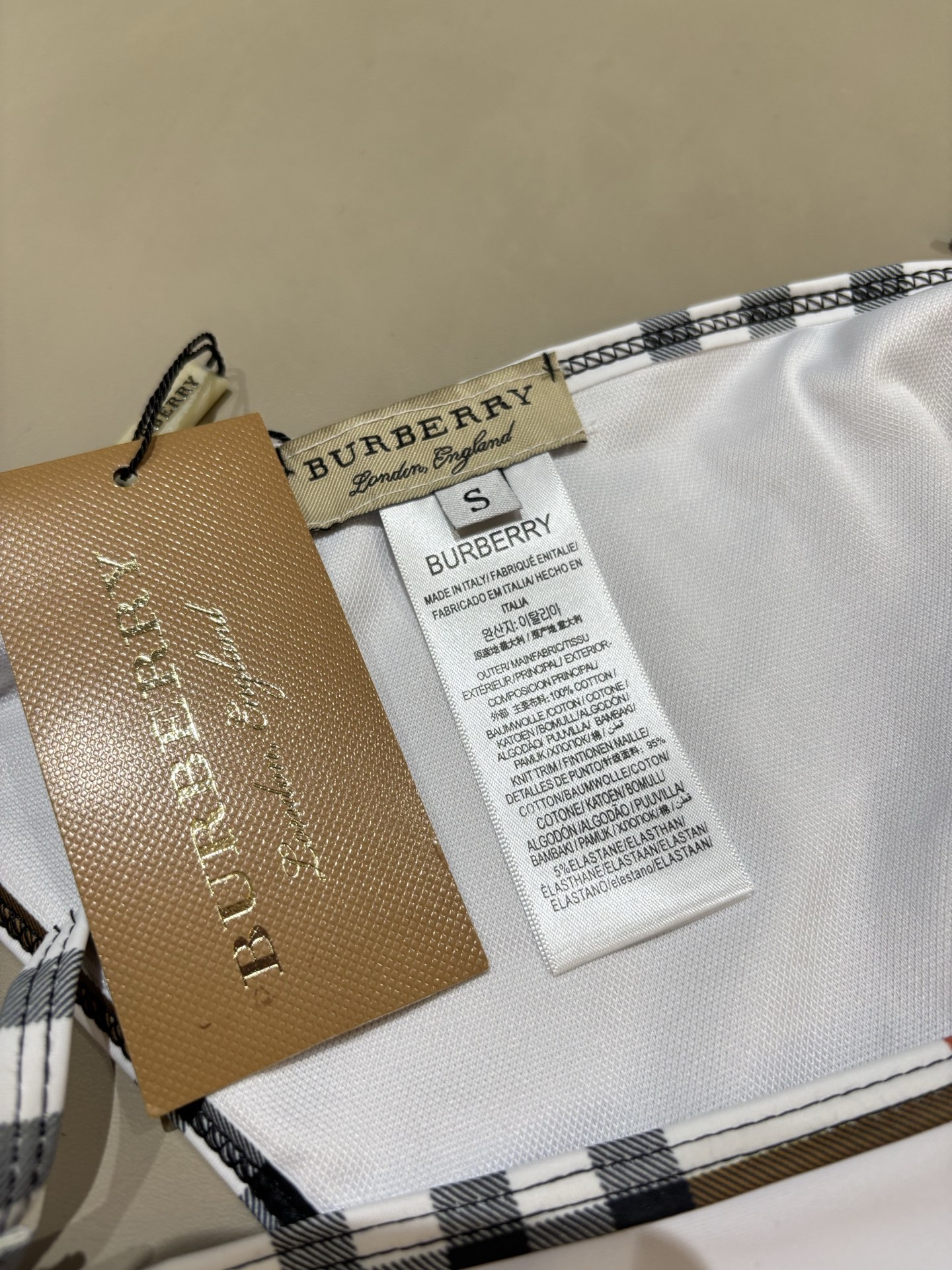 巴宝莉新款泳衣👙❤️😍🥰适合多种场景的游泳衣🏊‍♀️海边 游泳池 温泉 水上乐园 漂流都可以😌内搭外穿也