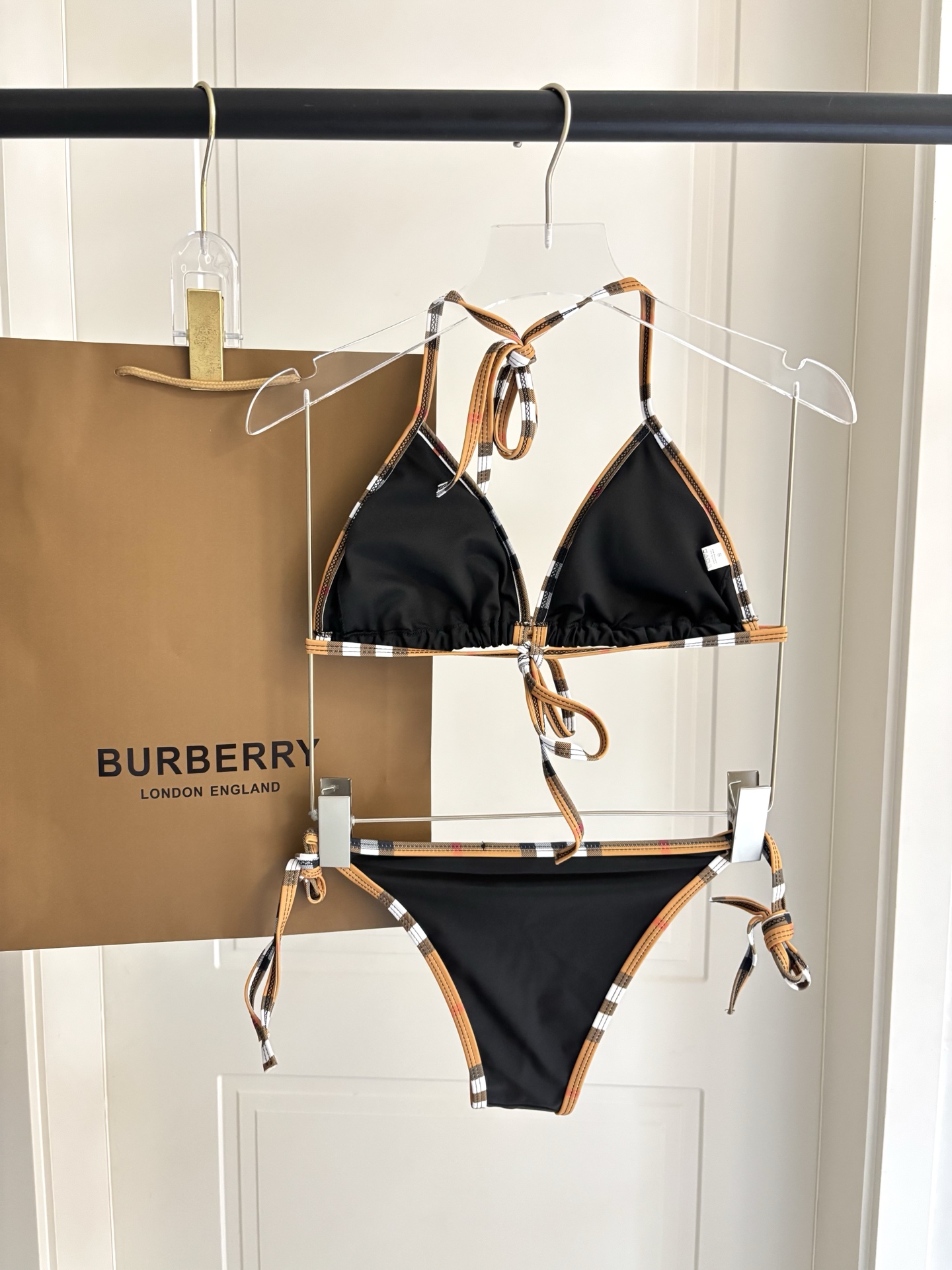 巴宝莉新款泳衣👙❤️😍🥰适合多种场景的游泳衣🏊‍♀️海边 游泳池 温泉 水上乐园 漂流都可以😌内搭外穿也