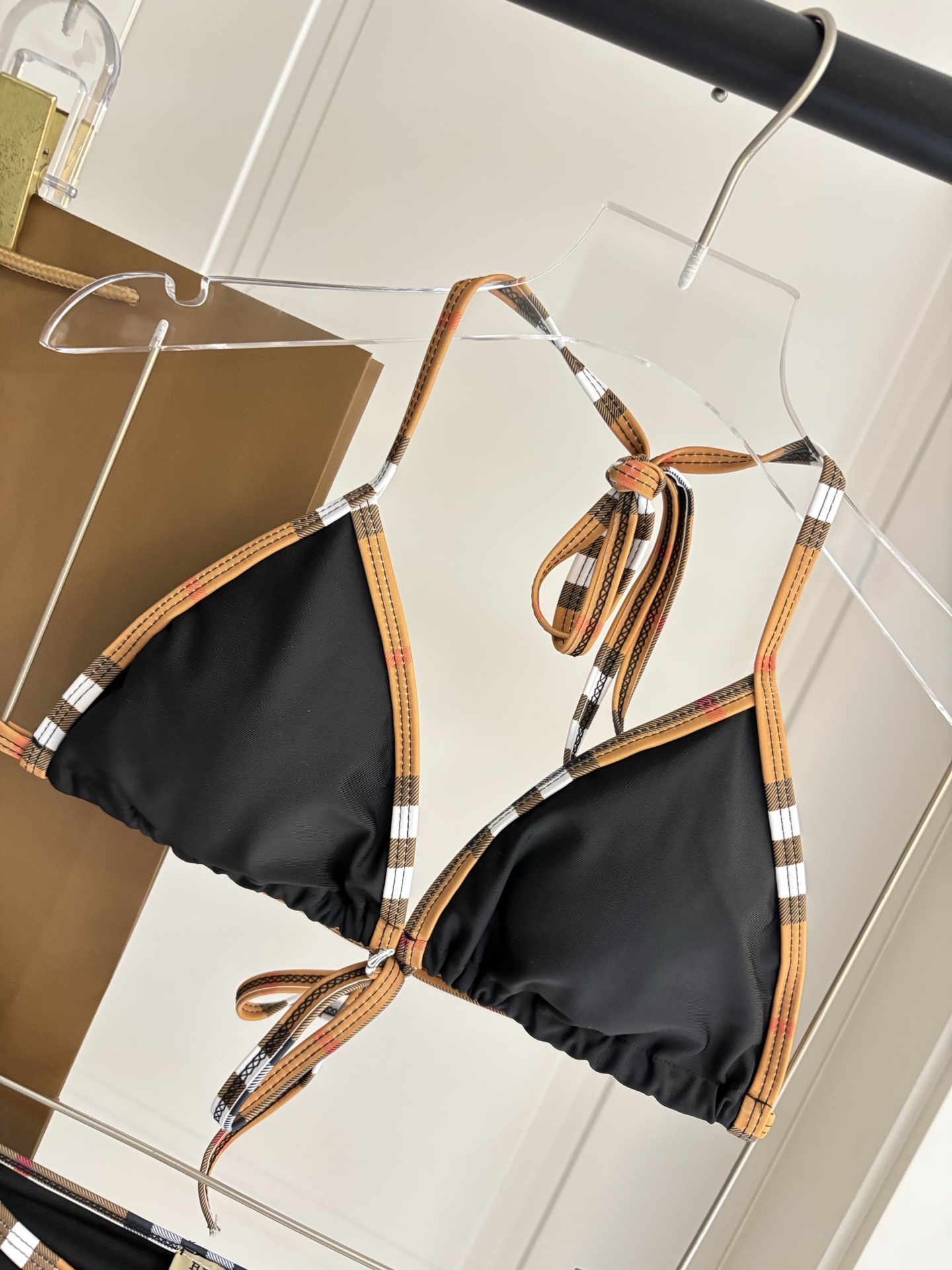 巴宝莉新款泳衣👙❤️😍🥰适合多种场景的游泳衣🏊‍♀️海边 游泳池 温泉 水上乐园 漂流都可以😌内搭外穿也