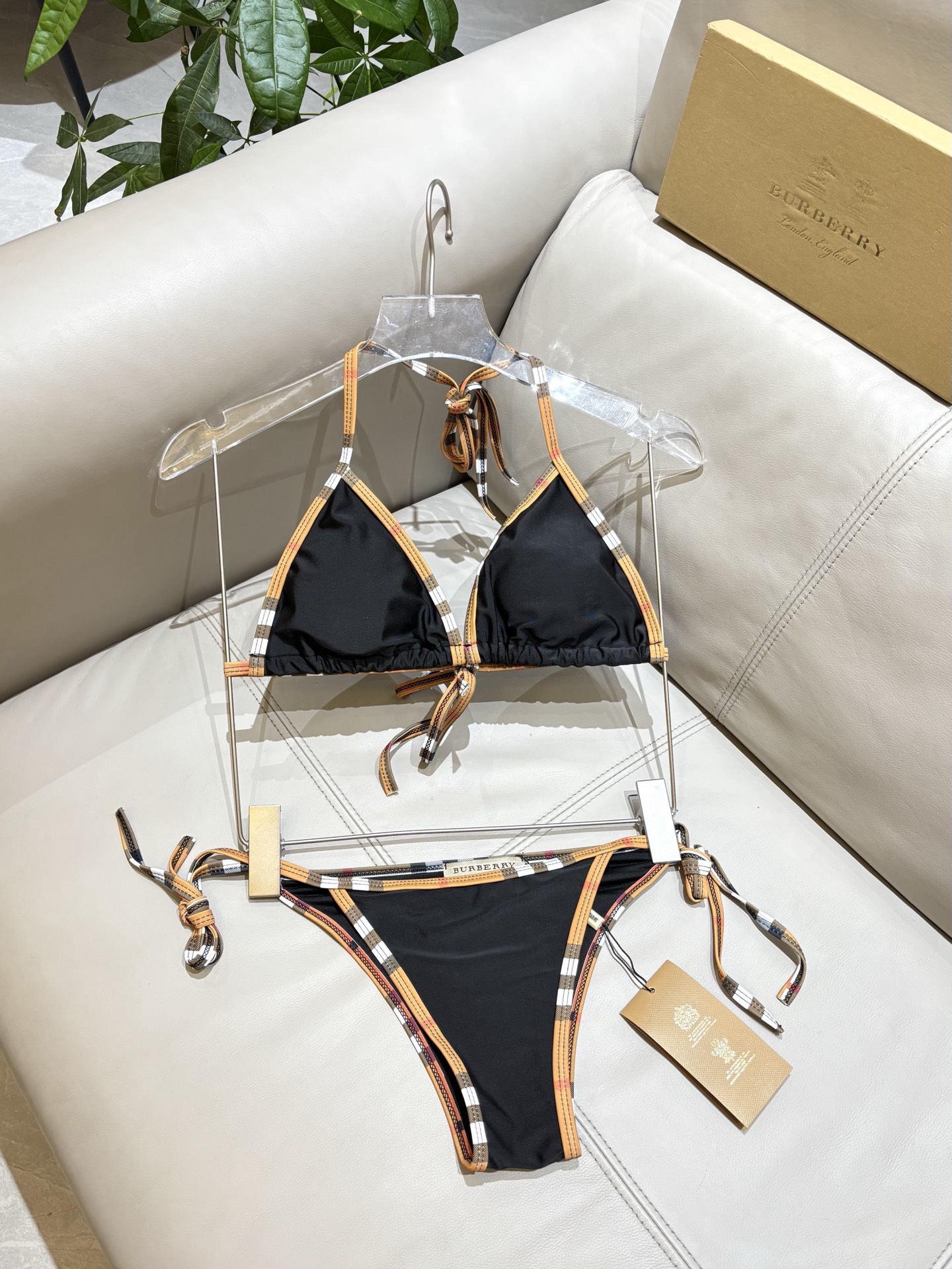 巴宝莉新款泳衣👙❤️😍🥰适合多种场景的游泳衣🏊‍♀️海边 游泳池 温泉 水上乐园 漂流都可以😌内搭外穿也