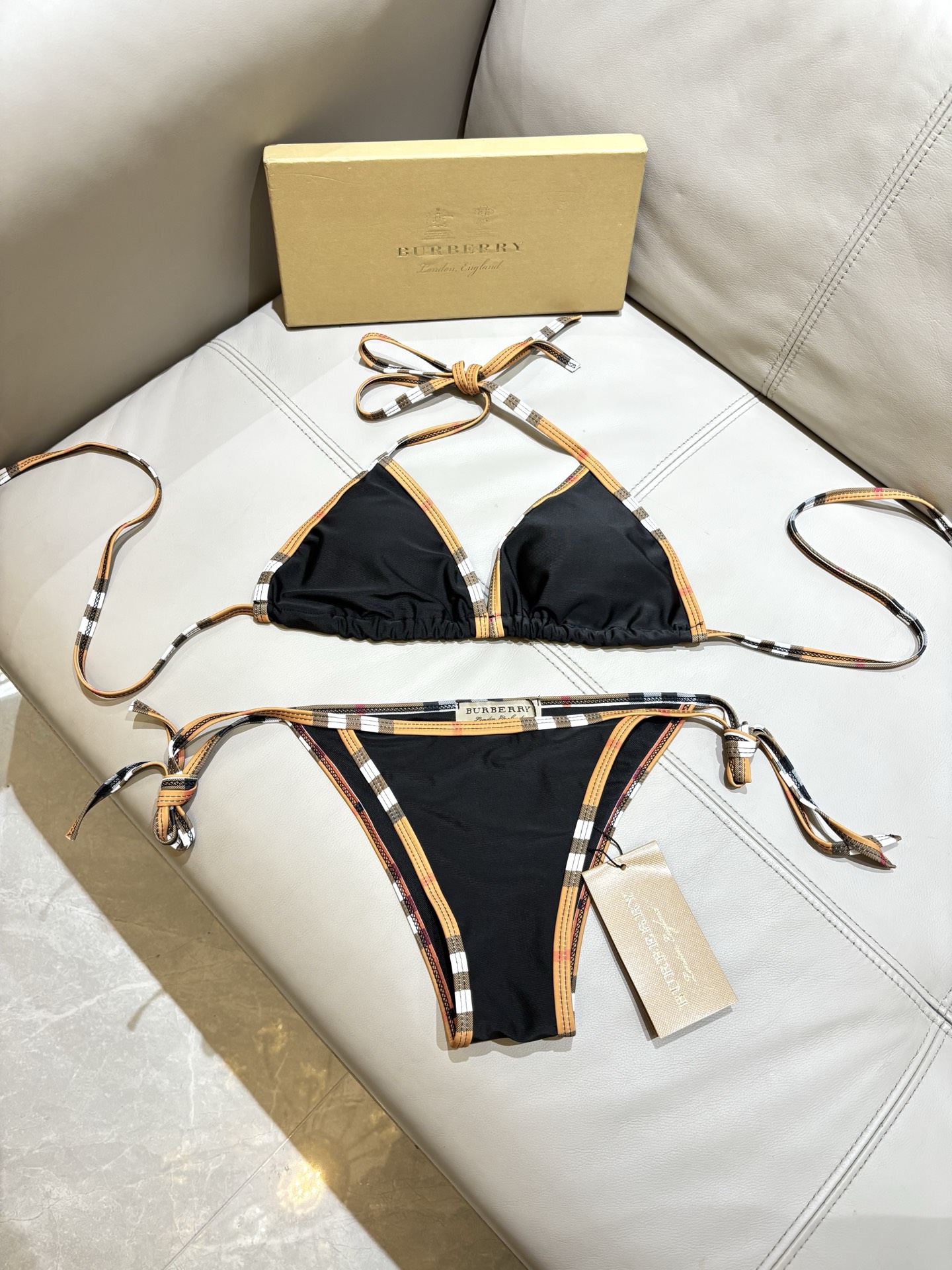 巴宝莉新款泳衣👙❤️😍🥰适合多种场景的游泳衣🏊‍♀️海边 游泳池 温泉 水上乐园 漂流都可以😌内搭外穿也