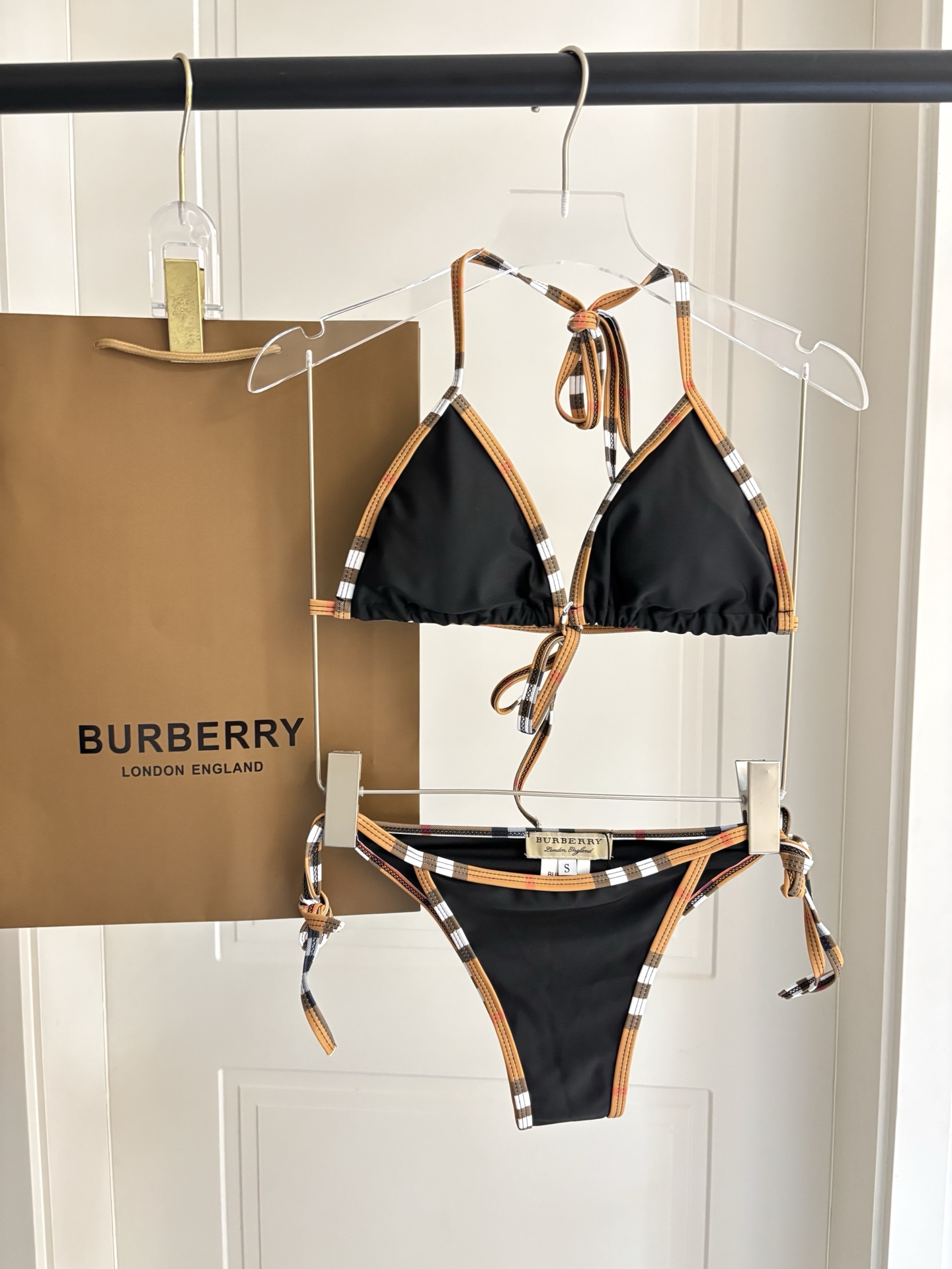 巴宝莉新款泳衣👙❤️😍🥰适合多种场景的游泳衣🏊‍♀️海边 游泳池 温泉 水上乐园 漂流都可以😌内搭外穿也