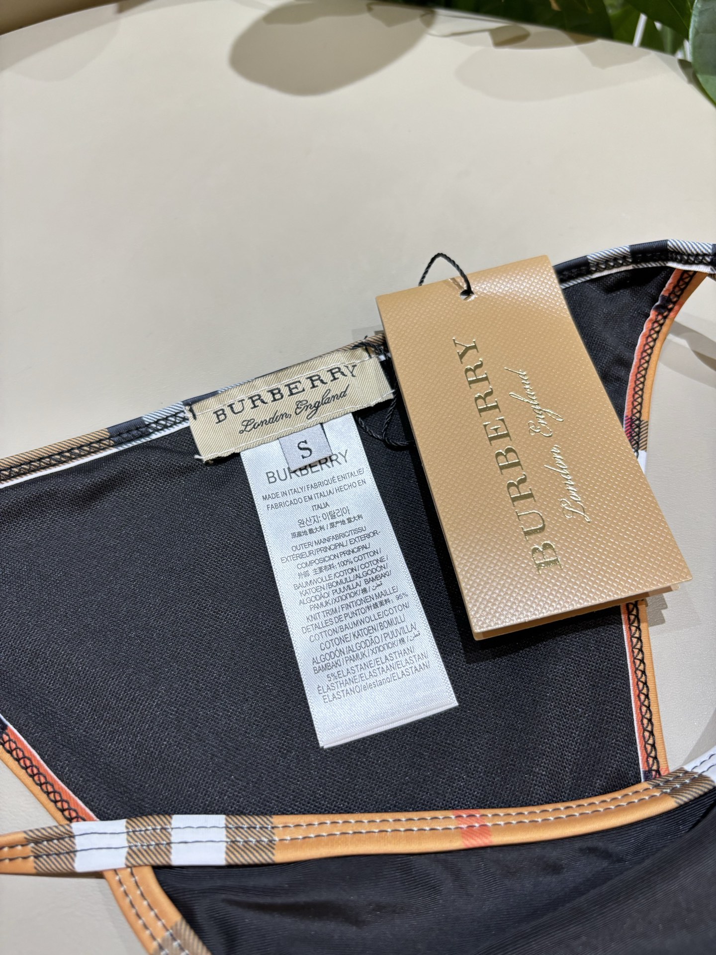 巴宝莉新款泳衣👙❤️😍🥰适合多种场景的游泳衣🏊‍♀️海边 游泳池 温泉 水上乐园 漂流都可以😌内搭外穿也