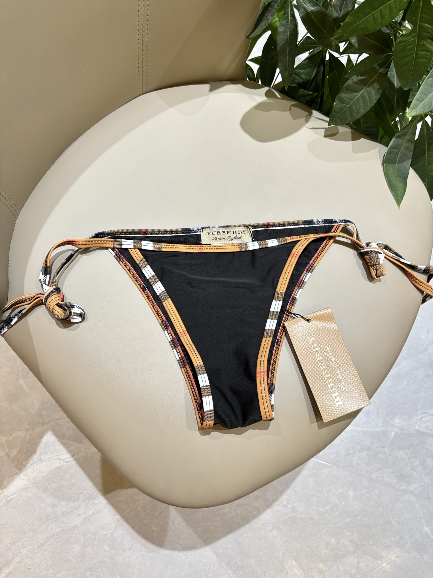 巴宝莉新款泳衣👙❤️😍🥰适合多种场景的游泳衣🏊‍♀️海边 游泳池 温泉 水上乐园 漂流都可以😌内搭外穿也