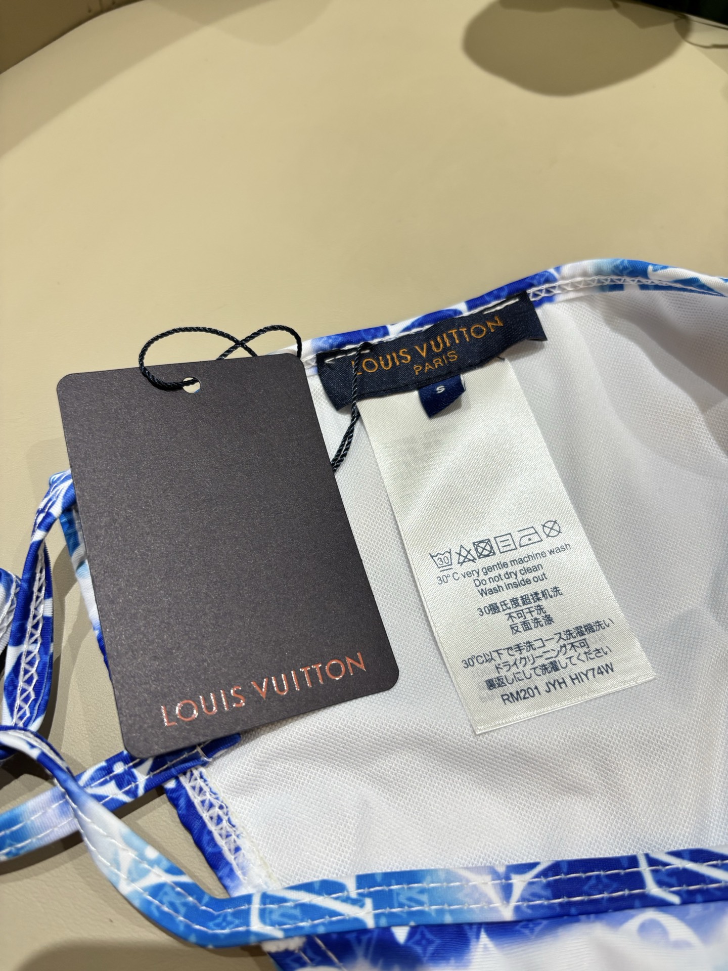 Lv新款泳衣👙❤️😍🥰适合多种场景的游泳衣🏊‍♀️海边 游泳池 温泉 水上乐园 漂流都可以😌内搭外穿也完