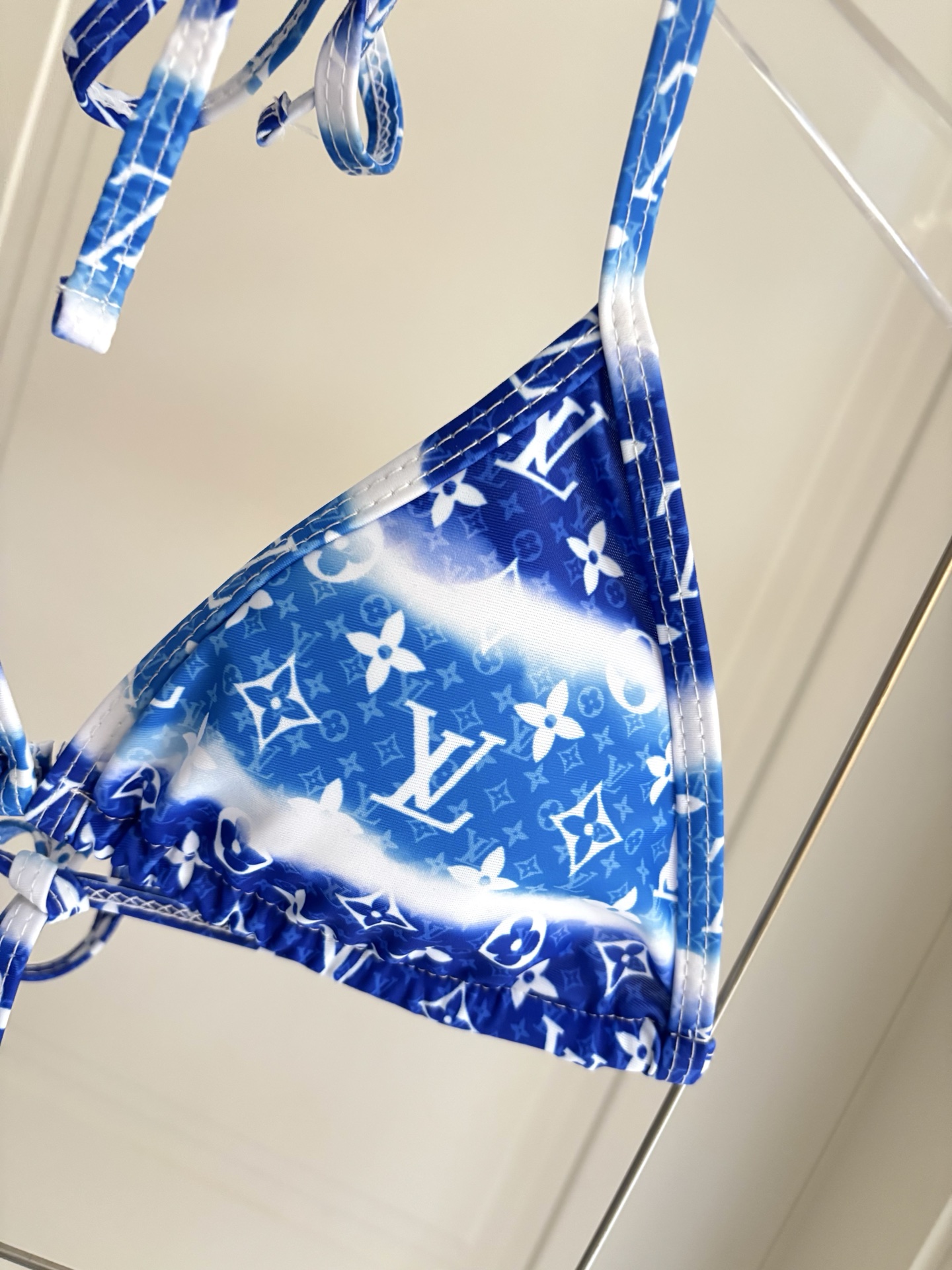 Lv新款泳衣👙❤️😍🥰适合多种场景的游泳衣🏊‍♀️海边 游泳池 温泉 水上乐园 漂流都可以😌内搭外穿也完