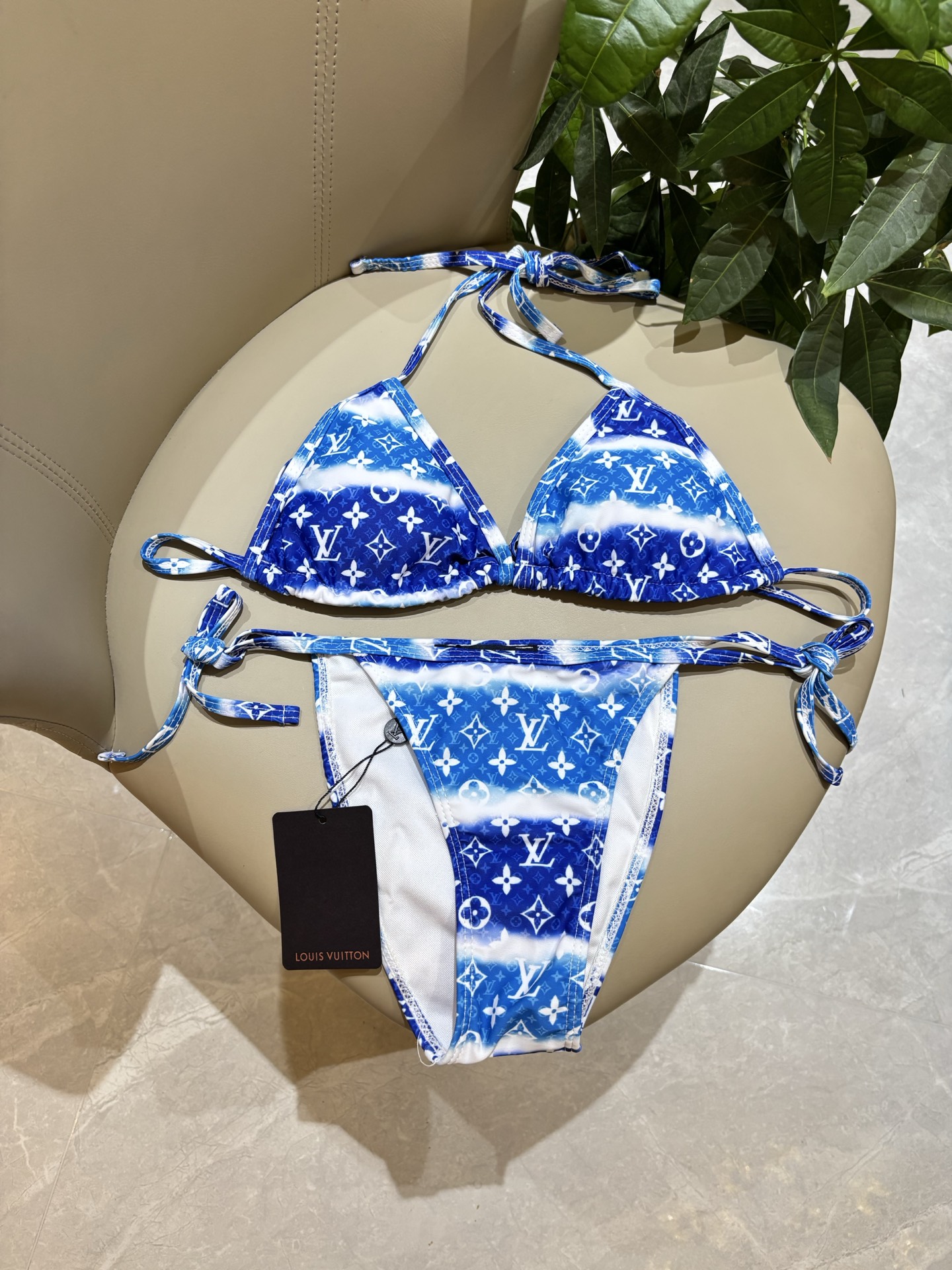 Lv新款泳衣👙❤️😍🥰适合多种场景的游泳衣🏊‍♀️海边 游泳池 温泉 水上乐园 漂流都可以😌内搭外穿也完