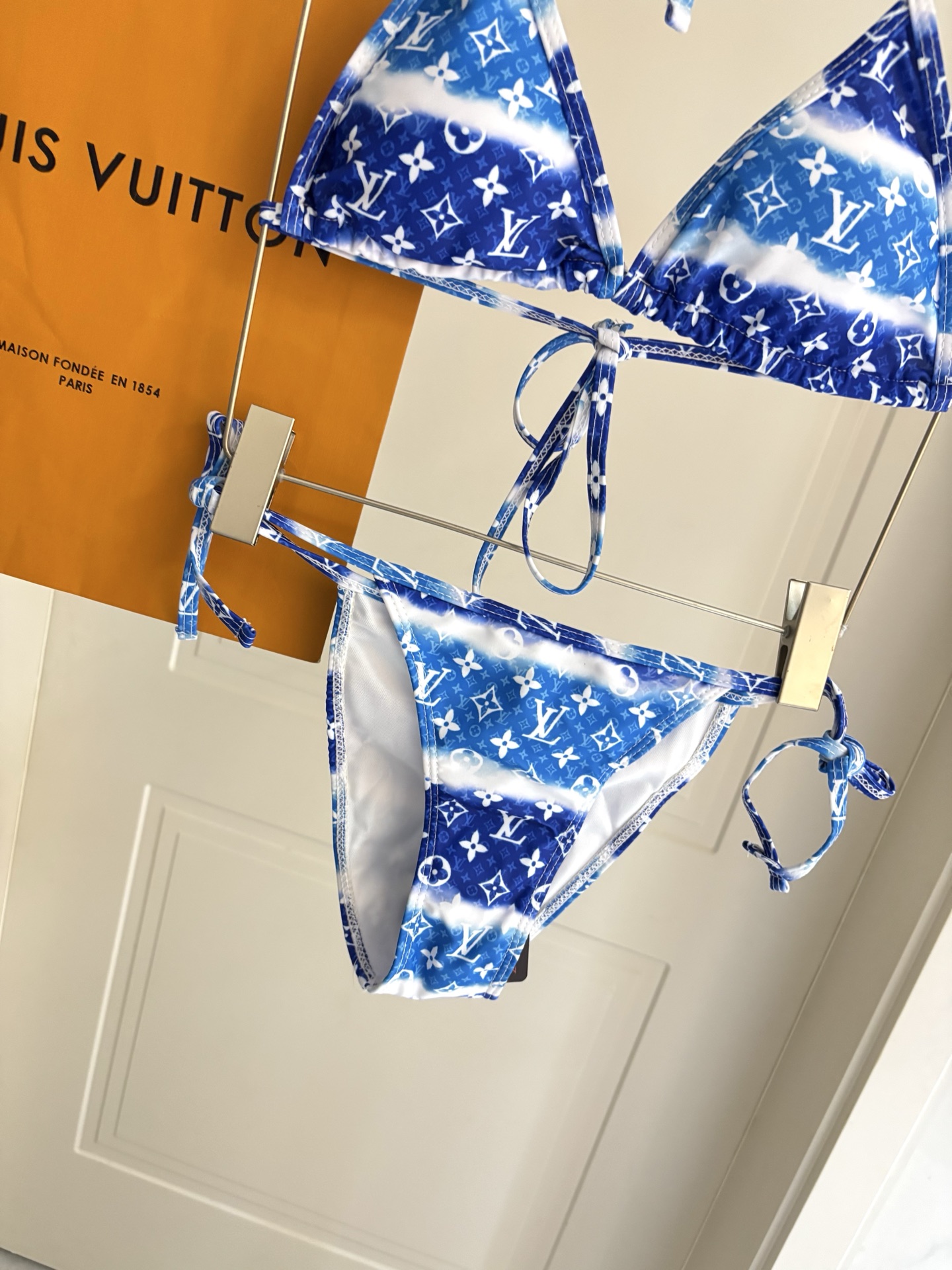 Lv新款泳衣👙❤️😍🥰适合多种场景的游泳衣🏊‍♀️海边 游泳池 温泉 水上乐园 漂流都可以😌内搭外穿也完