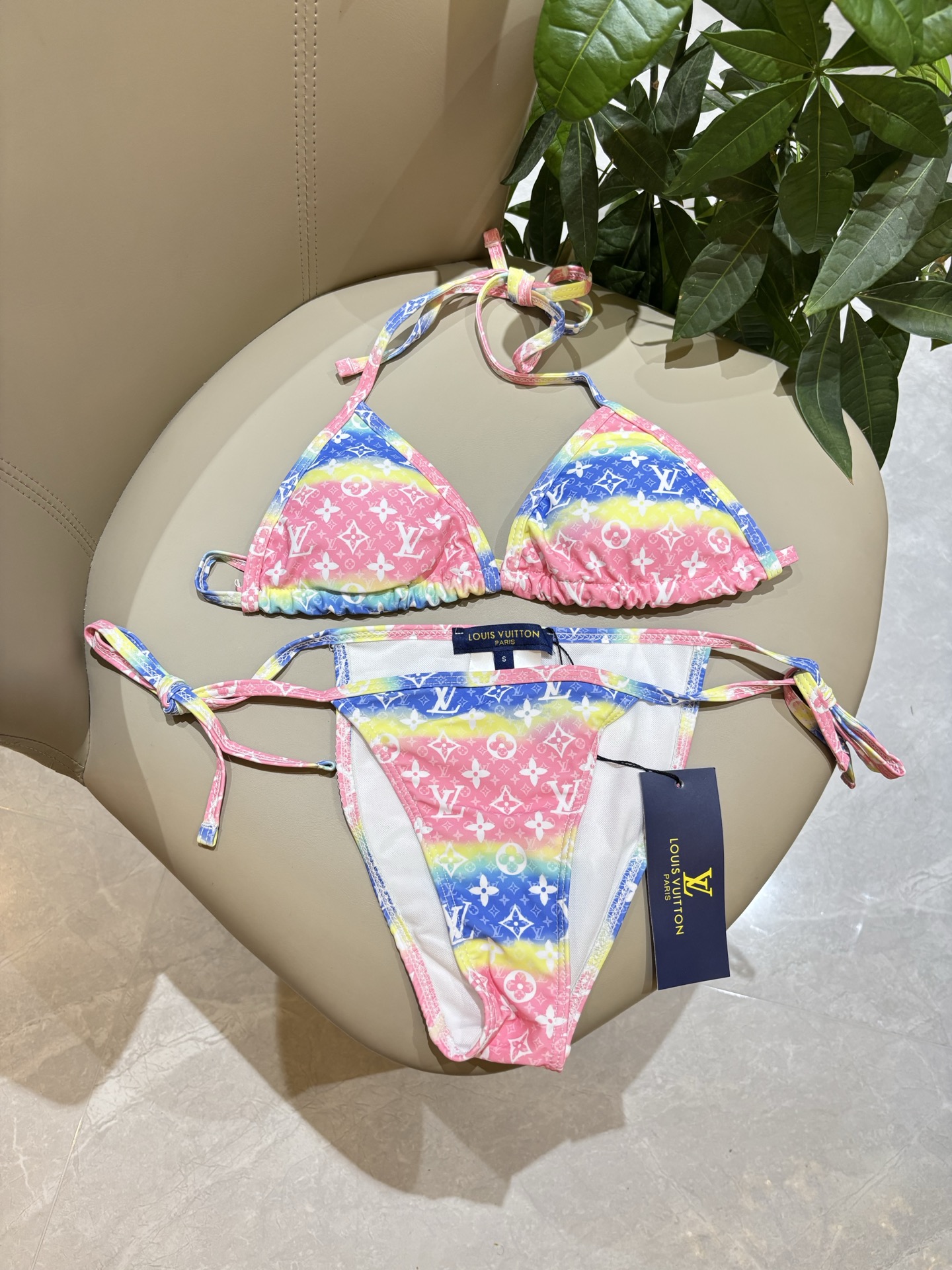 Lv新款泳衣👙❤️😍🥰适合多种场景的游泳衣🏊‍♀️海边 游泳池 温泉 水上乐园 漂流都可以😌内搭外穿也完