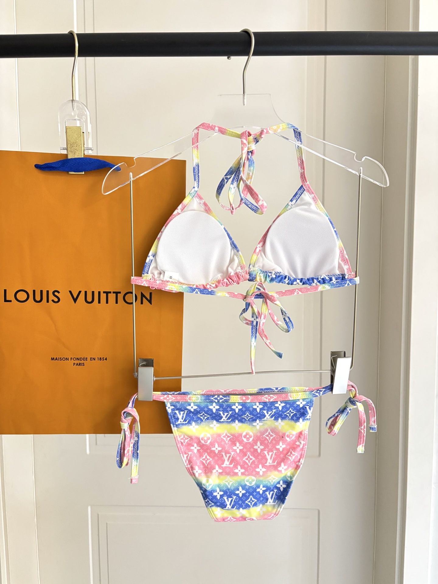 Lv新款泳衣👙❤️😍🥰适合多种场景的游泳衣🏊‍♀️海边 游泳池 温泉 水上乐园 漂流都可以😌内搭外穿也完