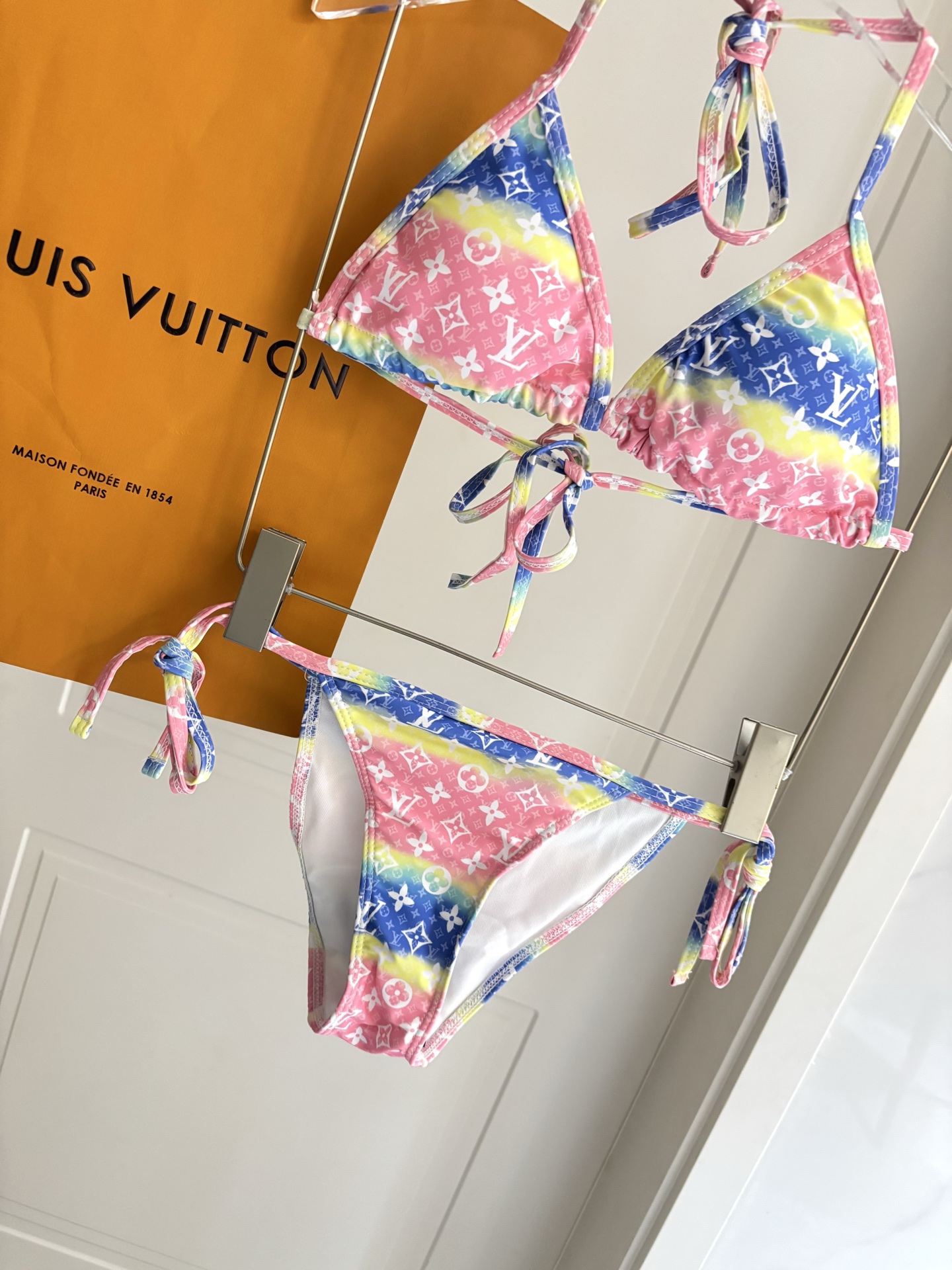 Lv新款泳衣👙❤️😍🥰适合多种场景的游泳衣🏊‍♀️海边 游泳池 温泉 水上乐园 漂流都可以😌内搭外穿也完