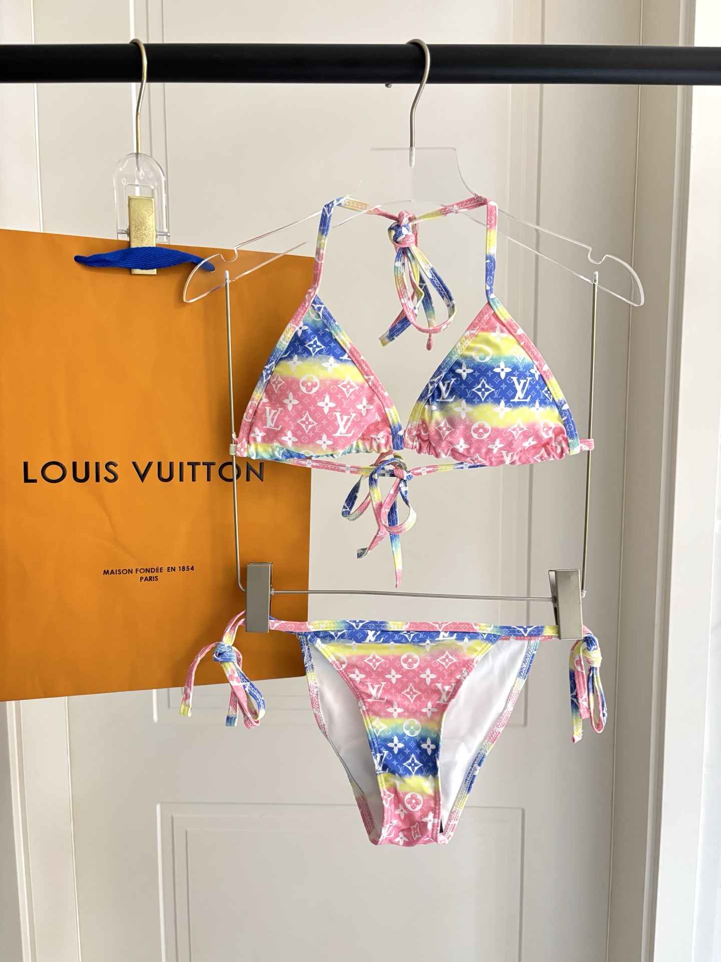 Lv新款泳衣👙❤️😍🥰适合多种场景的游泳衣🏊‍♀️海边 游泳池 温泉 水上乐园 漂流都可以😌内搭外穿也完