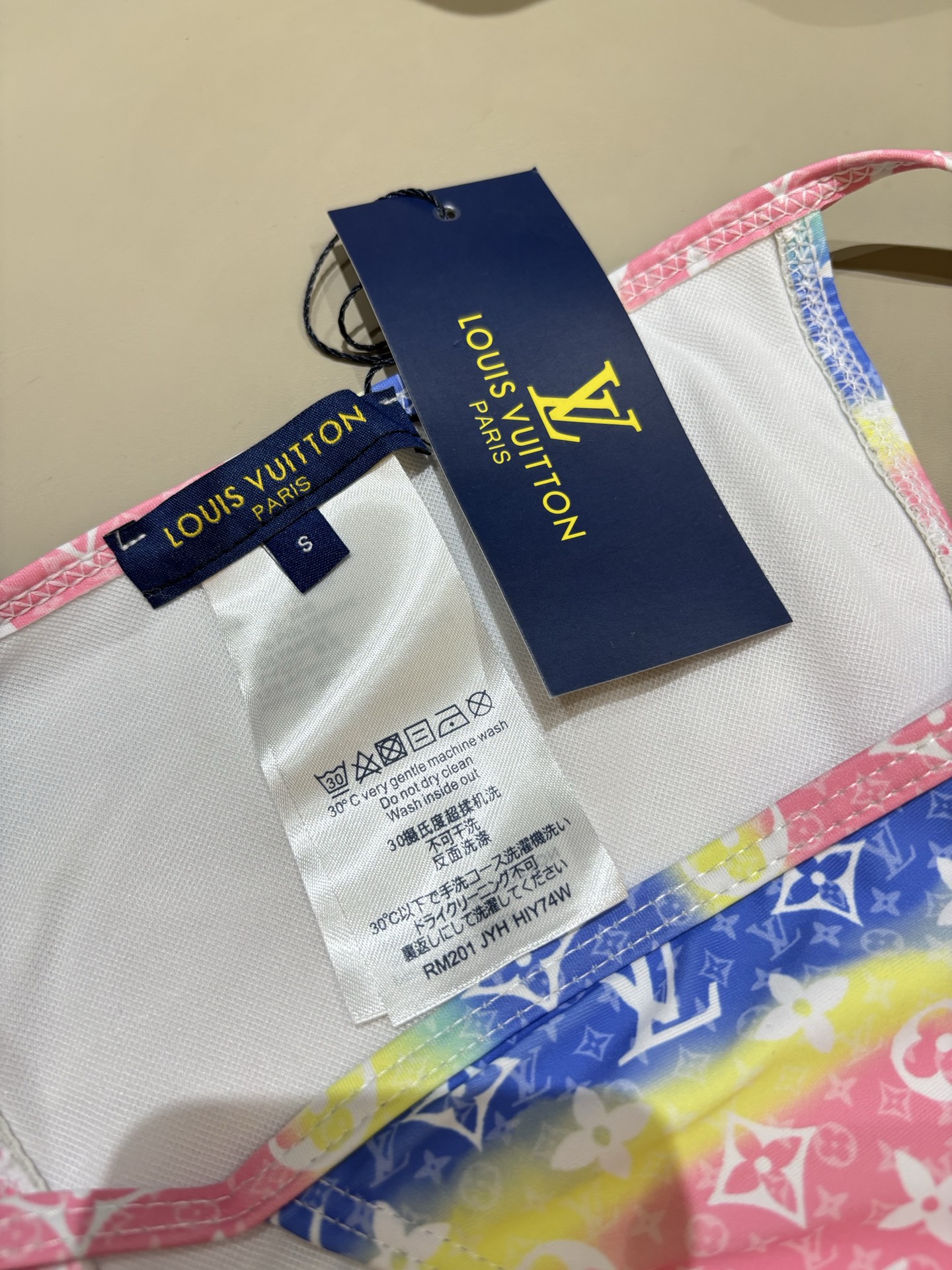 Lv新款泳衣👙❤️😍🥰适合多种场景的游泳衣🏊‍♀️海边 游泳池 温泉 水上乐园 漂流都可以😌内搭外穿也完