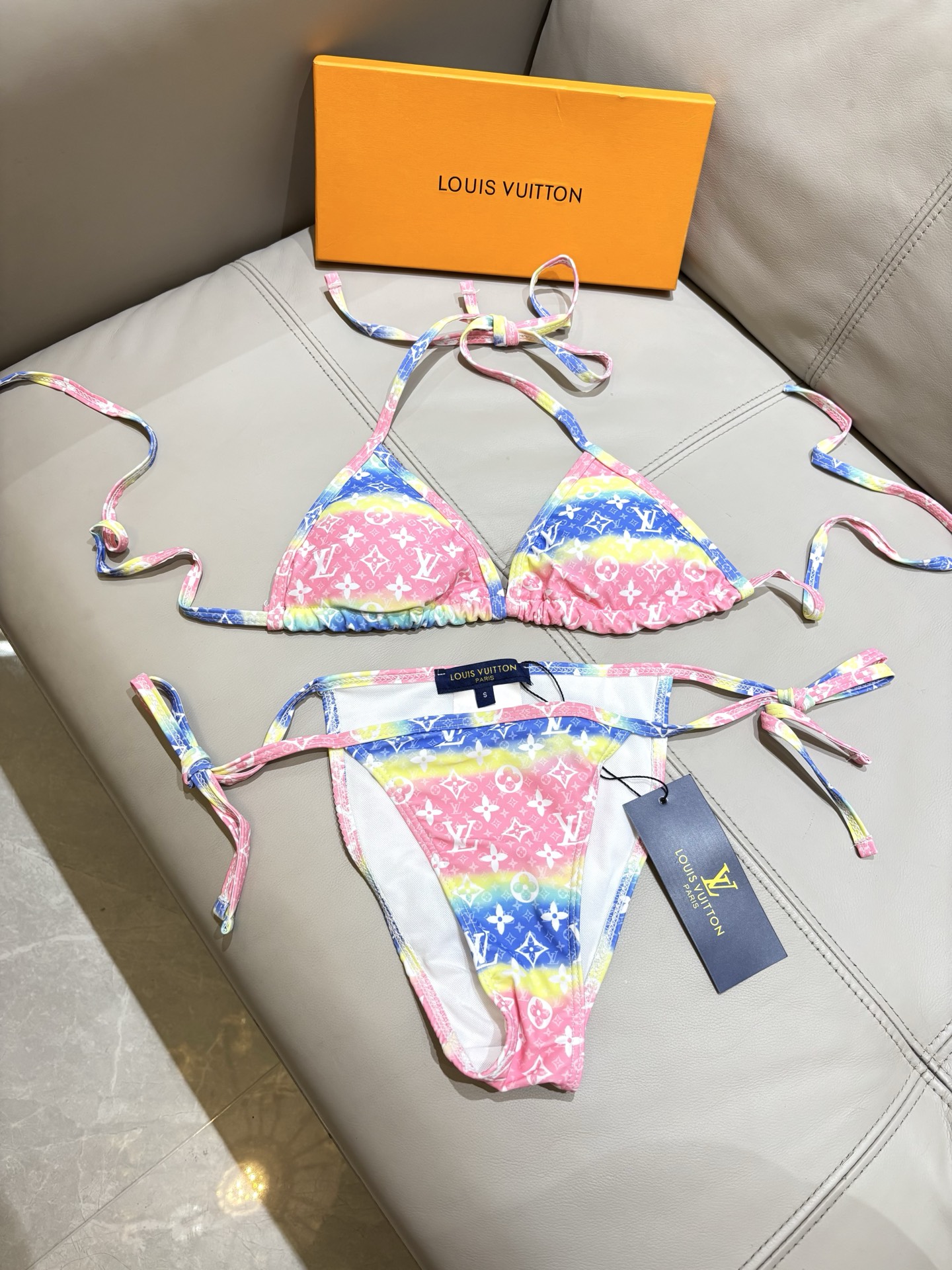 Lv新款泳衣👙❤️😍🥰适合多种场景的游泳衣🏊‍♀️海边 游泳池 温泉 水上乐园 漂流都可以😌内搭外穿也完