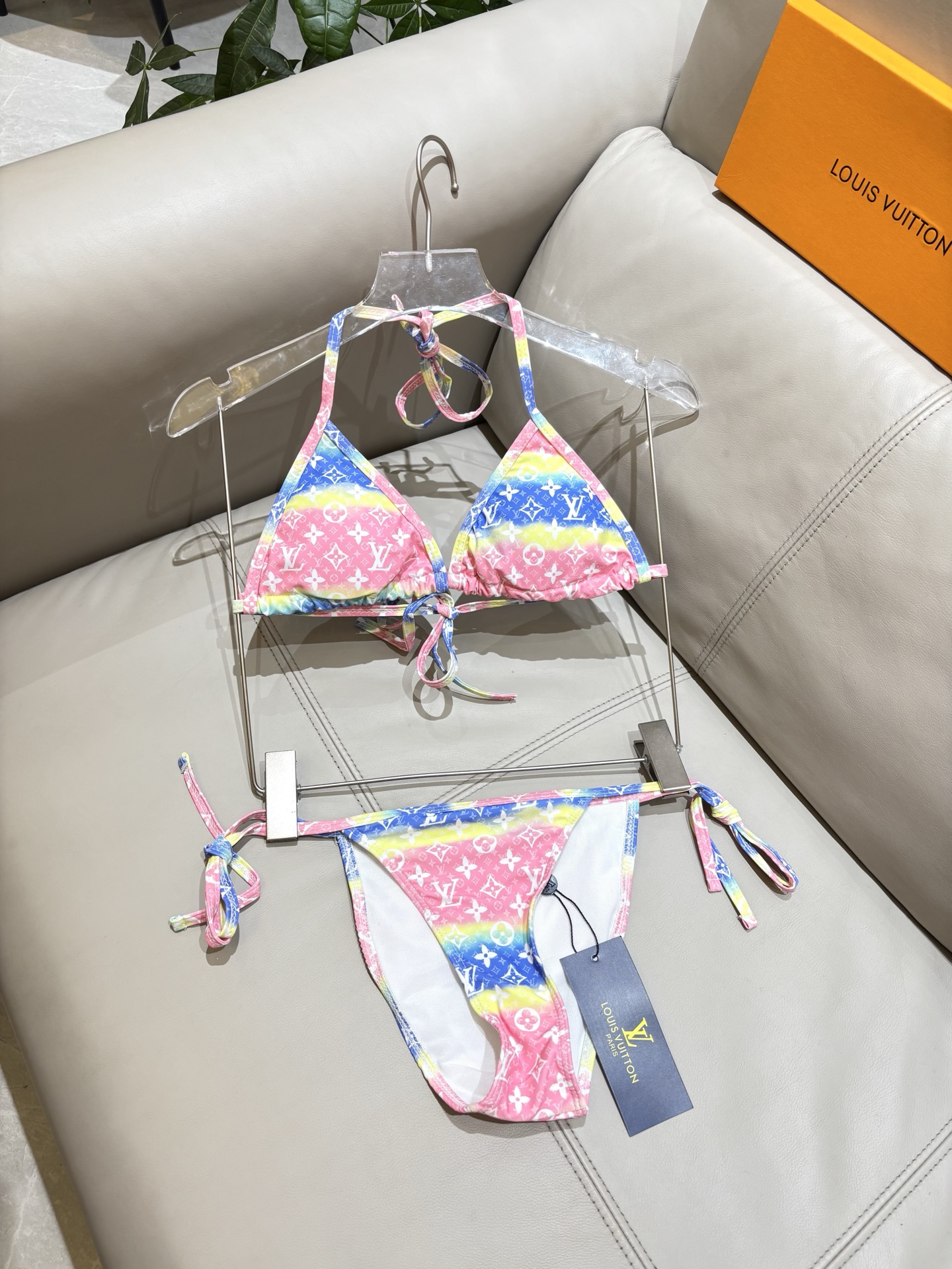 Lv新款泳衣👙❤️😍🥰适合多种场景的游泳衣🏊‍♀️海边 游泳池 温泉 水上乐园 漂流都可以😌内搭外穿也完