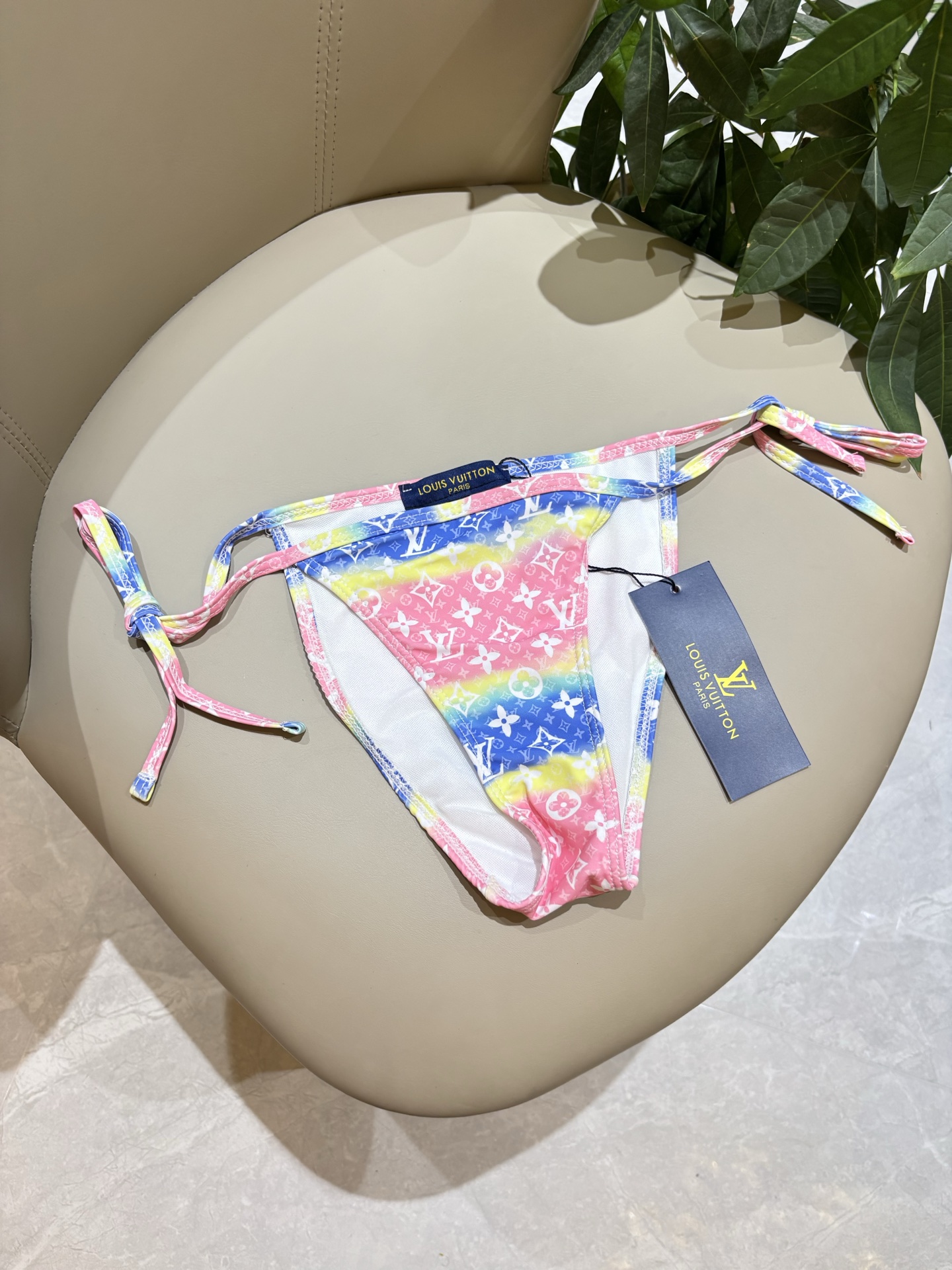 Lv新款泳衣👙❤️😍🥰适合多种场景的游泳衣🏊‍♀️海边 游泳池 温泉 水上乐园 漂流都可以😌内搭外穿也完