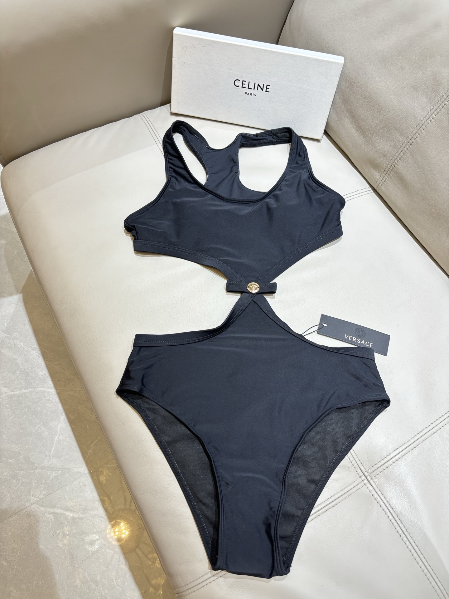 范思哲新款泳衣👙❤️😍🥰适合多种场景的游泳衣🏊‍♀️海边 游泳池 温泉 水上乐园 漂流都可以😌内搭外穿也