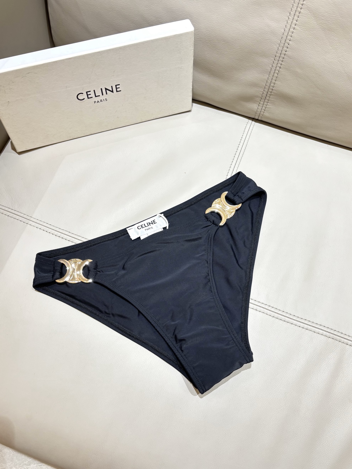 Celine新款泳衣👙❤️😍🥰适合多种场景的游泳衣🏊‍♀️海边 游泳池 温泉 水上乐园 漂流都可以😌内搭