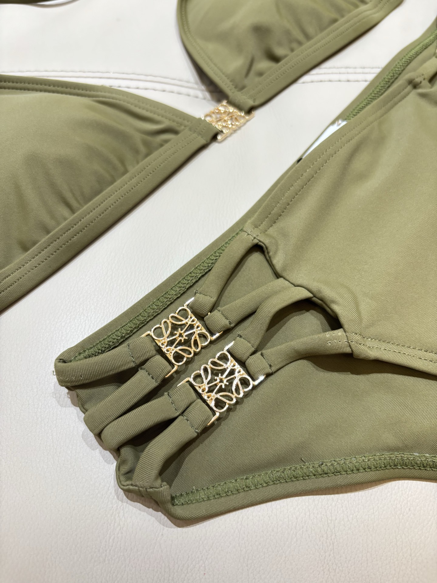 罗意威新款泳衣👙❤️😍🥰适合多种场景的游泳衣🏊‍♀️海边 游泳池 温泉 水上乐园 漂流都可以😌内搭外穿也