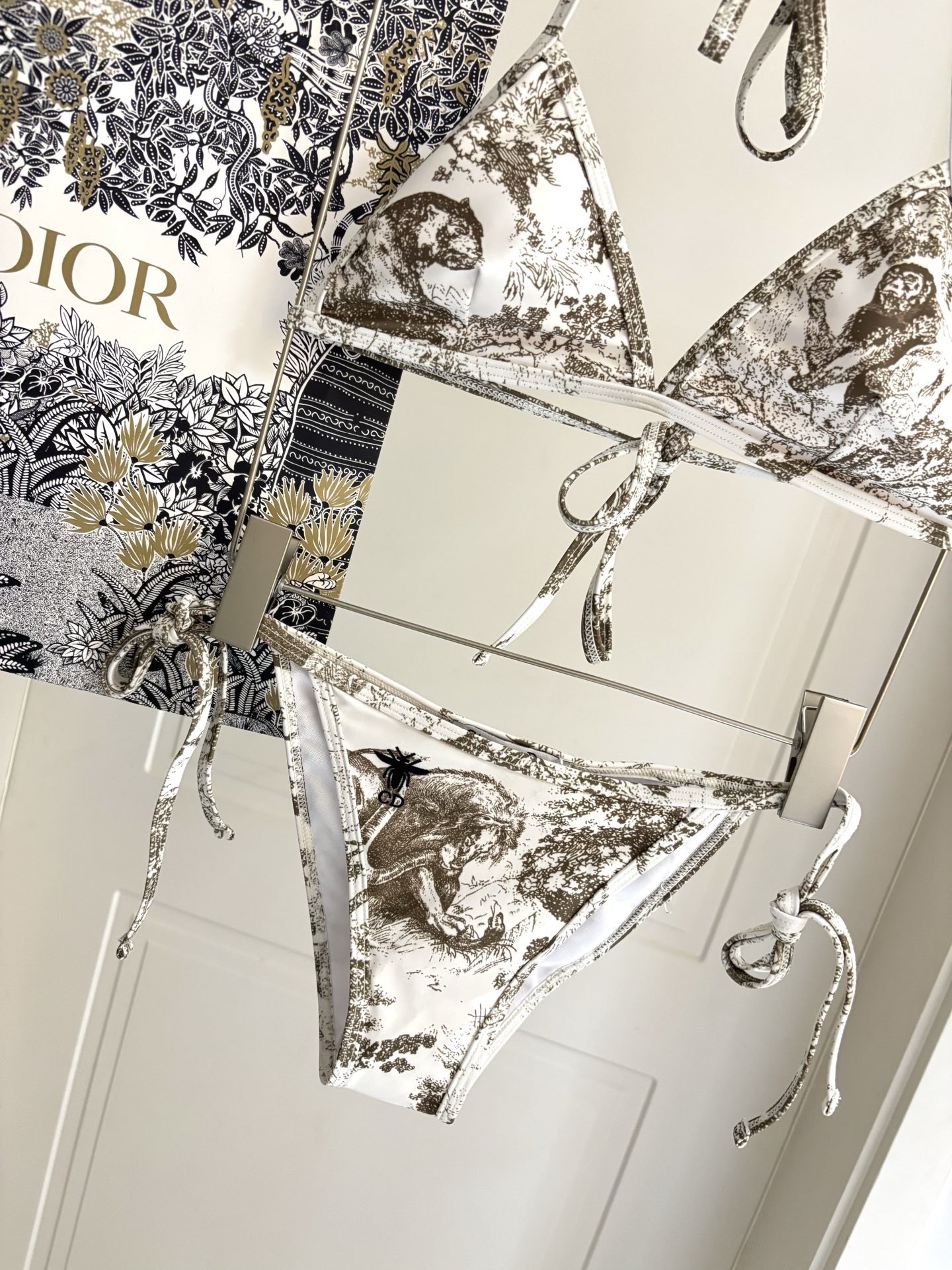 迪奥新款泳衣👙❤️😍🥰适合多种场景的游泳衣🏊‍♀️海边 游泳池 温泉 水上乐园 漂流都可以😌内搭外穿也完