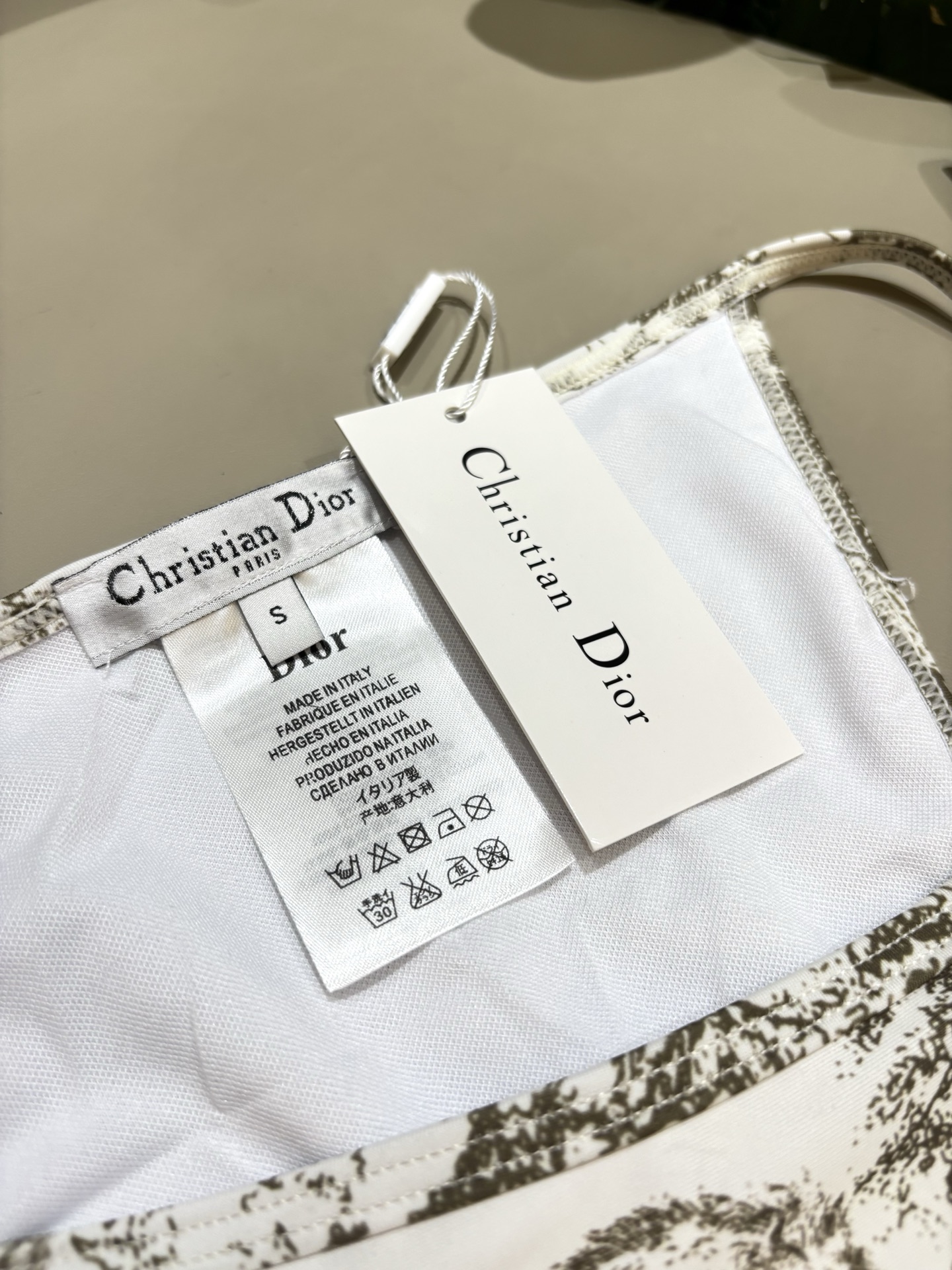 迪奥新款泳衣👙❤️😍🥰适合多种场景的游泳衣🏊‍♀️海边 游泳池 温泉 水上乐园 漂流都可以😌内搭外穿也完