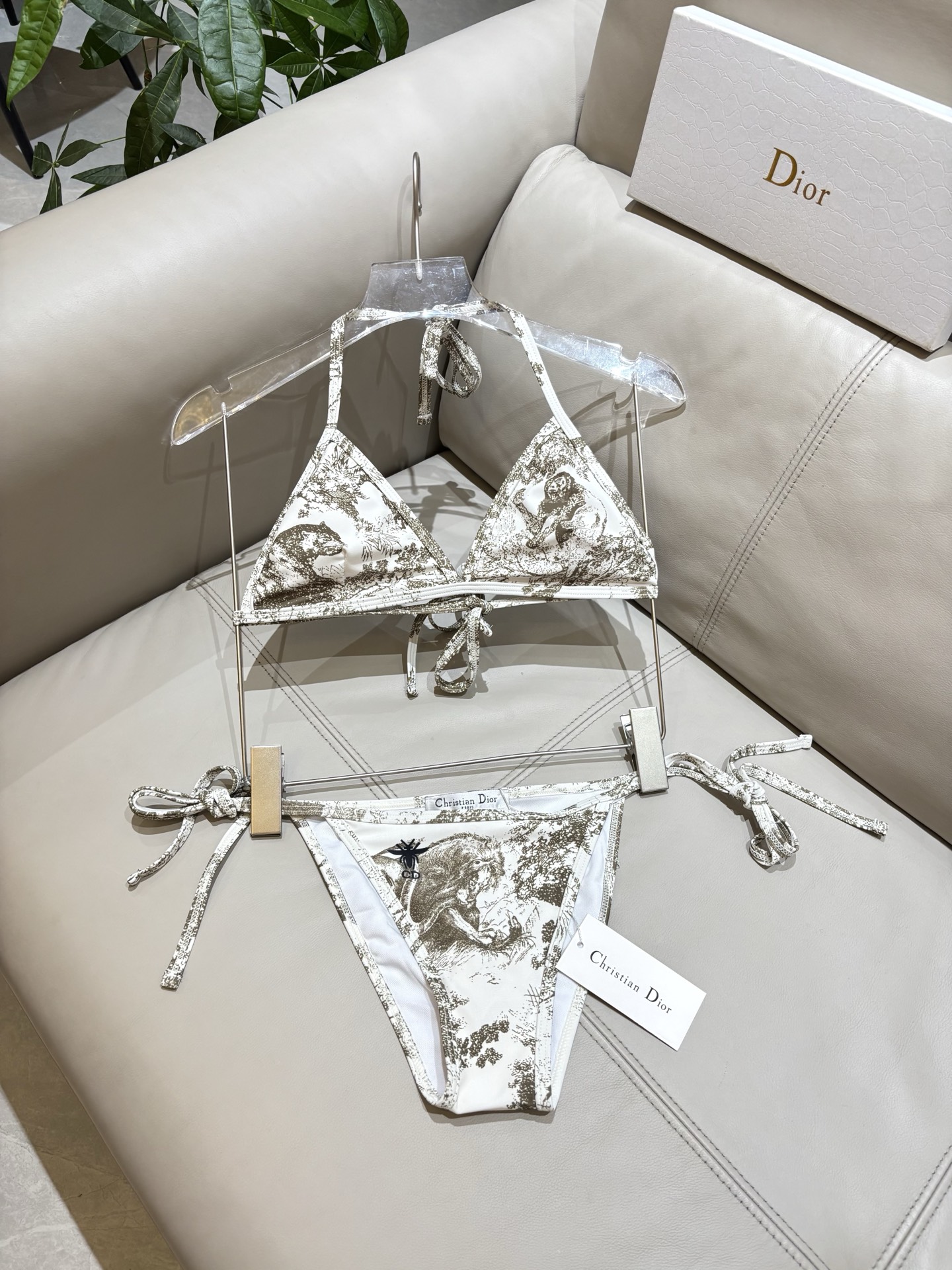 迪奥新款泳衣👙❤️😍🥰适合多种场景的游泳衣🏊‍♀️海边 游泳池 温泉 水上乐园 漂流都可以😌内搭外穿也完