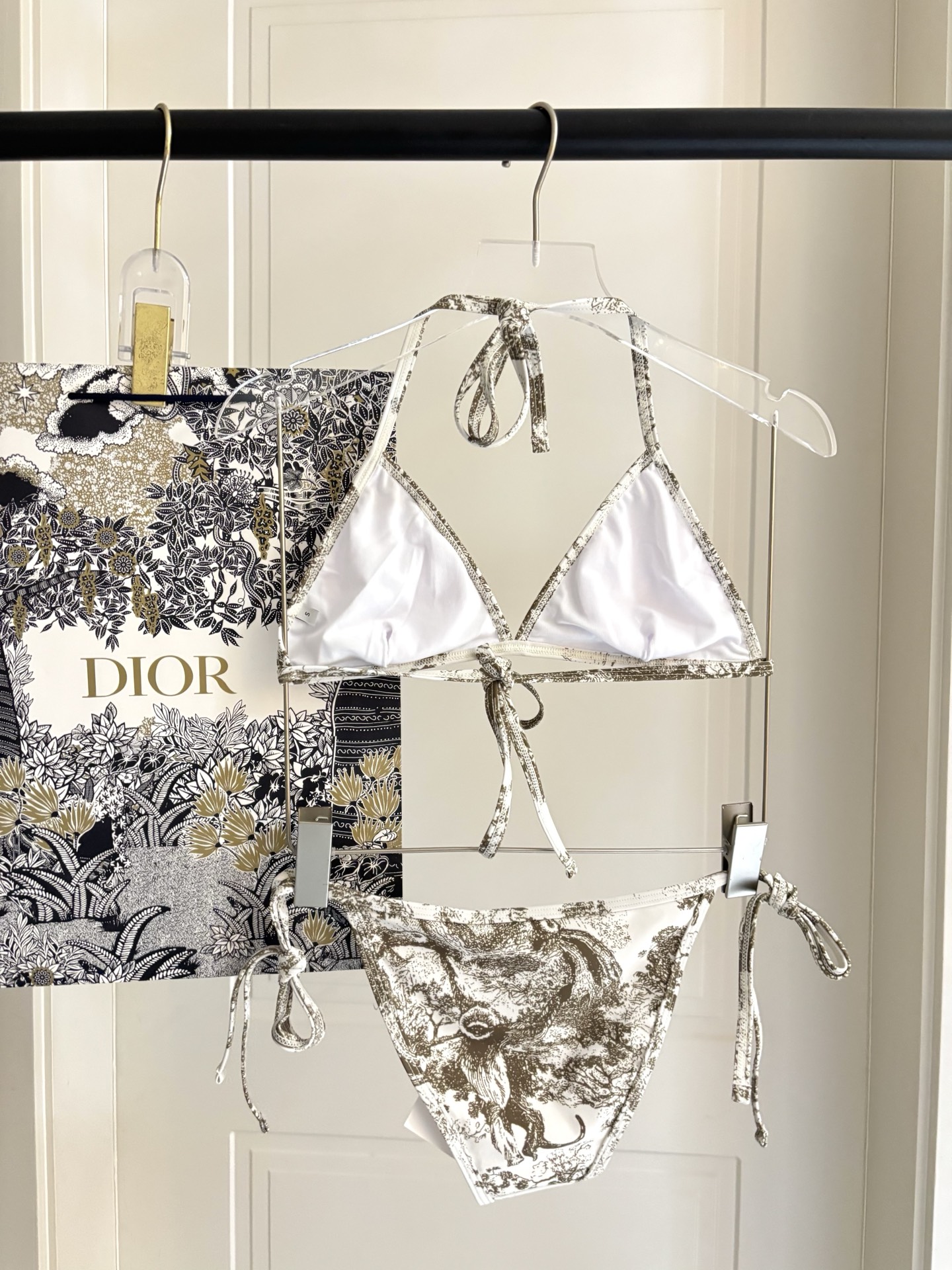 迪奥新款泳衣👙❤️😍🥰适合多种场景的游泳衣🏊‍♀️海边 游泳池 温泉 水上乐园 漂流都可以😌内搭外穿也完