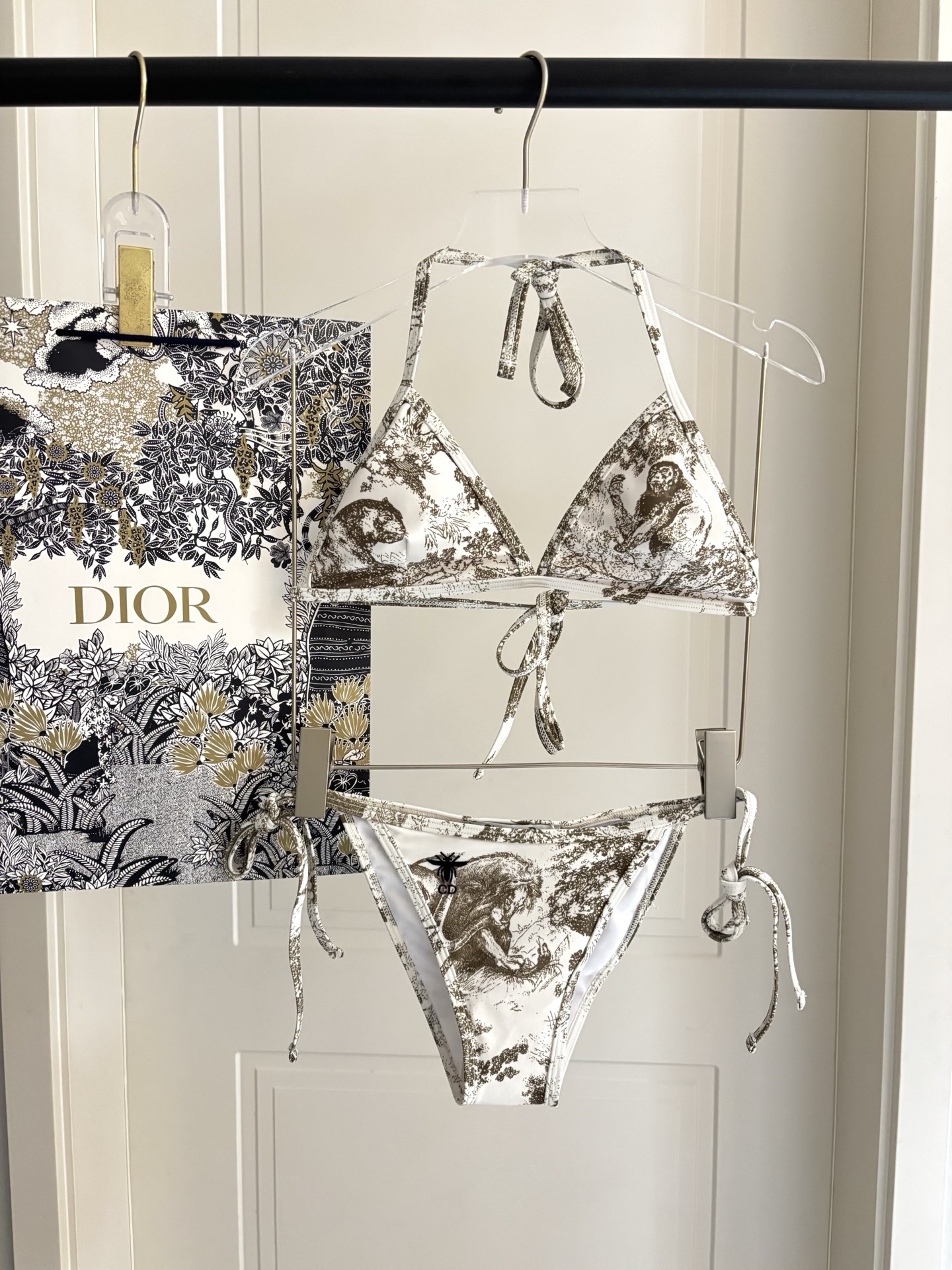 迪奥新款泳衣👙❤️😍🥰适合多种场景的游泳衣🏊‍♀️海边 游泳池 温泉 水上乐园 漂流都可以😌内搭外穿也完