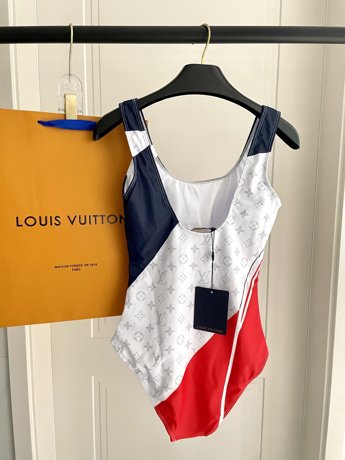 Lv专柜新款连体泳衣 😍🥰适合多种场景的游泳衣🏊‍♀️海边 游泳池 温泉 水上乐园 漂流都可以😌内搭也完