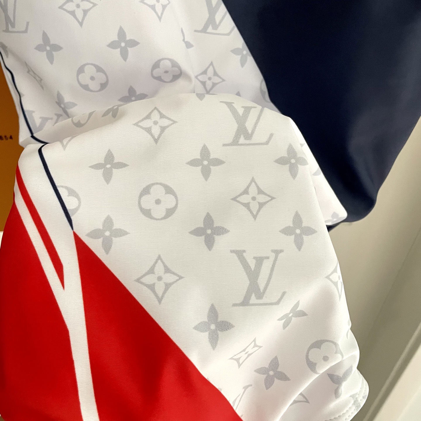 Lv专柜新款连体泳衣 😍🥰适合多种场景的游泳衣🏊‍♀️海边 游泳池 温泉 水上乐园 漂流都可以😌内搭也完