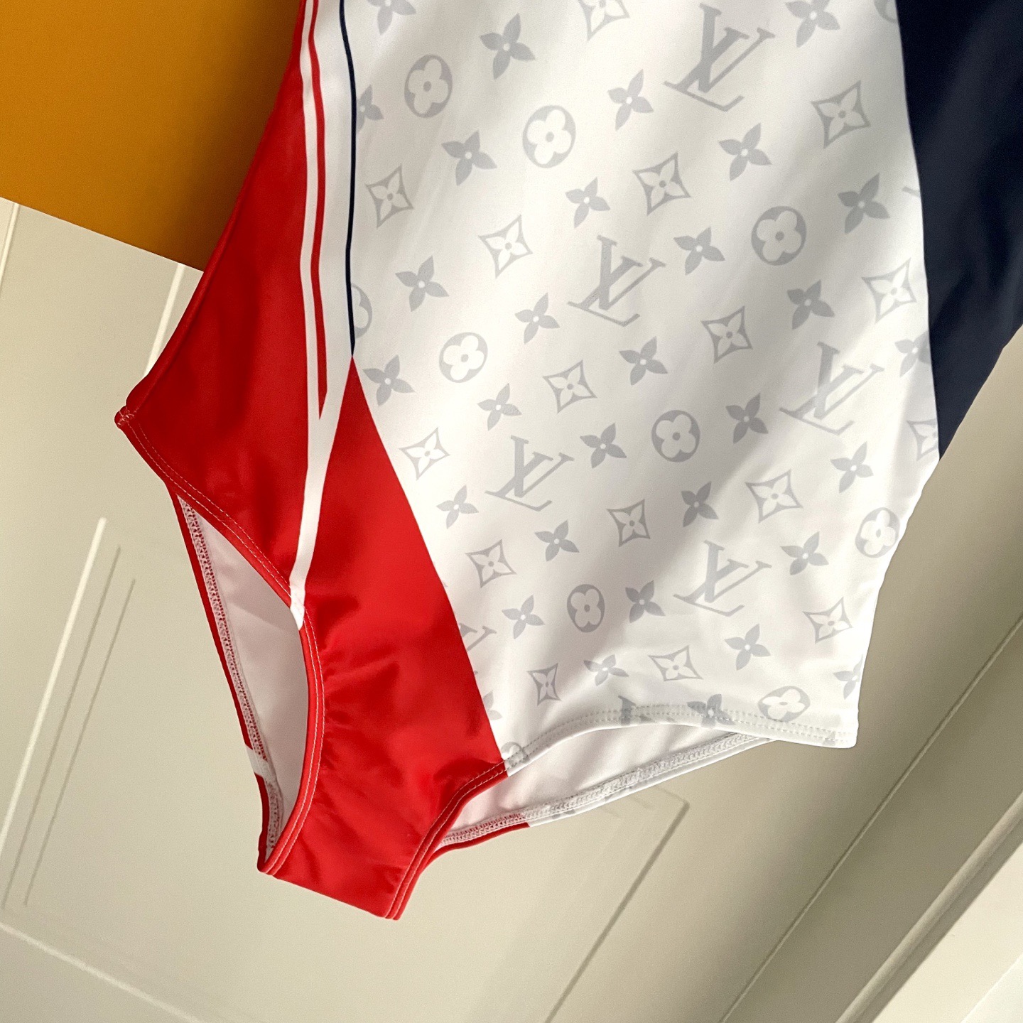 Lv专柜新款连体泳衣 😍🥰适合多种场景的游泳衣🏊‍♀️海边 游泳池 温泉 水上乐园 漂流都可以😌内搭也完