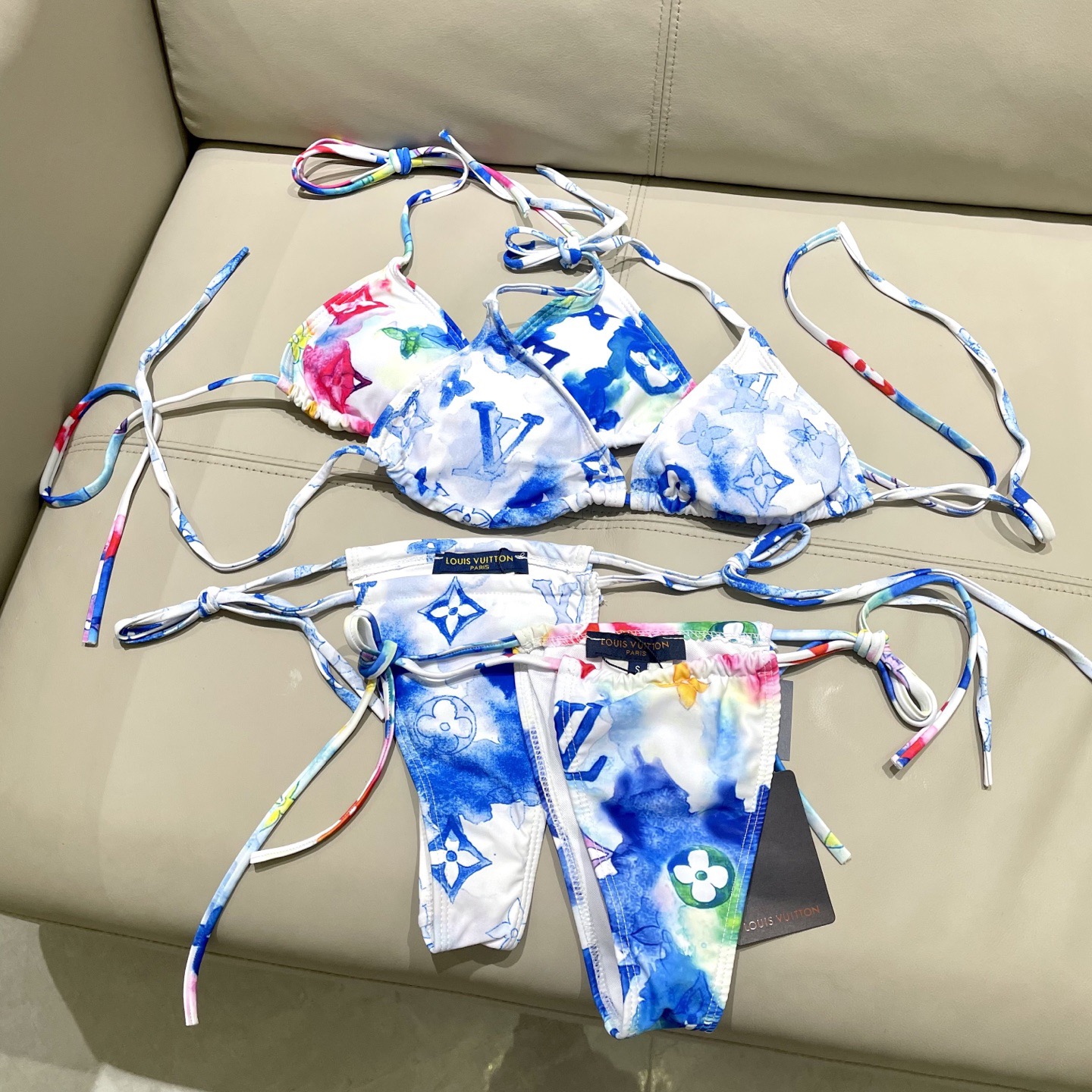 Lv专柜新款比基尼泳衣 😍🥰适合多种场景的游泳衣🏊‍♀️海边 游泳池 温泉 水上乐园 漂流都可以😌内搭也