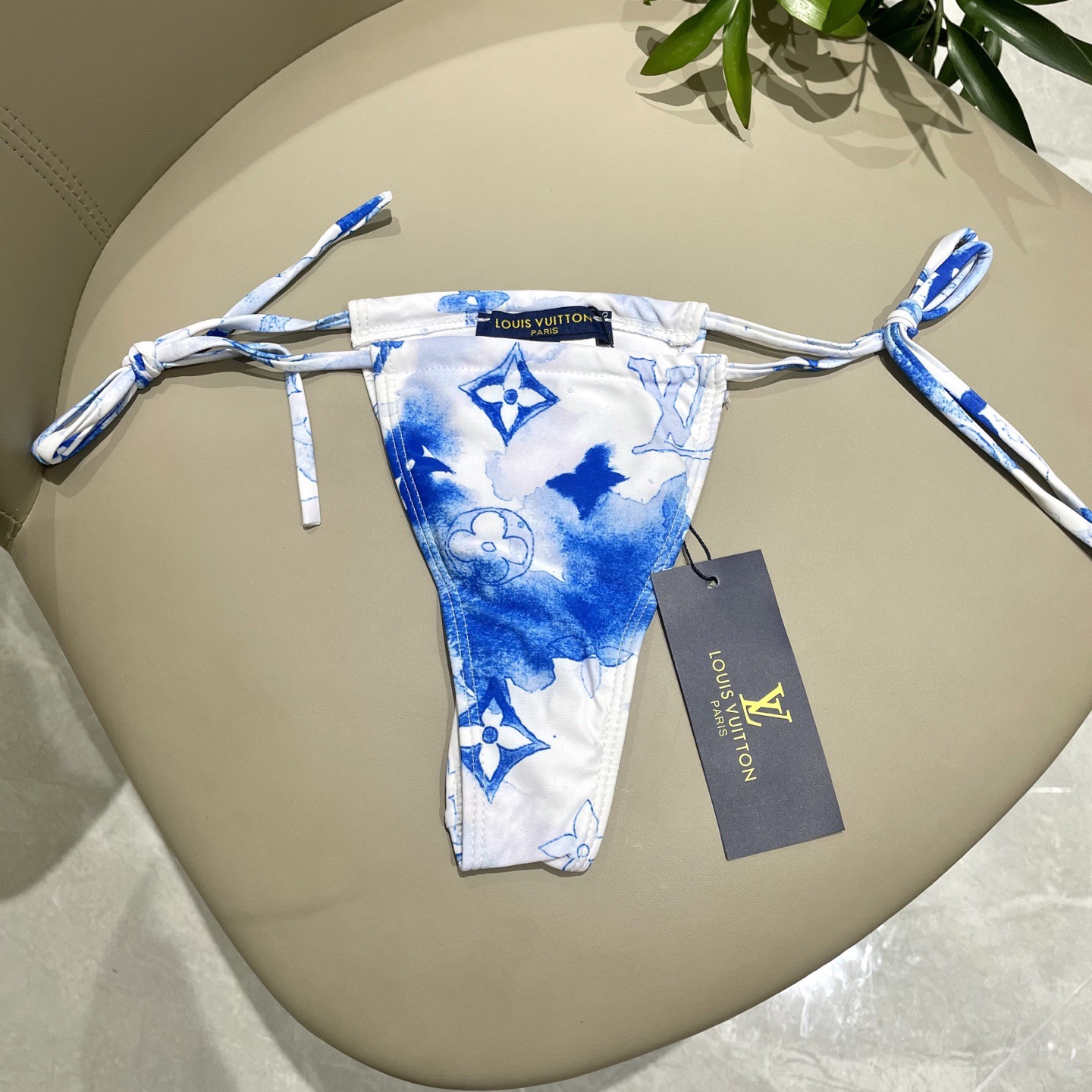 Lv专柜新款比基尼泳衣 😍🥰适合多种场景的游泳衣🏊‍♀️海边 游泳池 温泉 水上乐园 漂流都可以😌内搭也