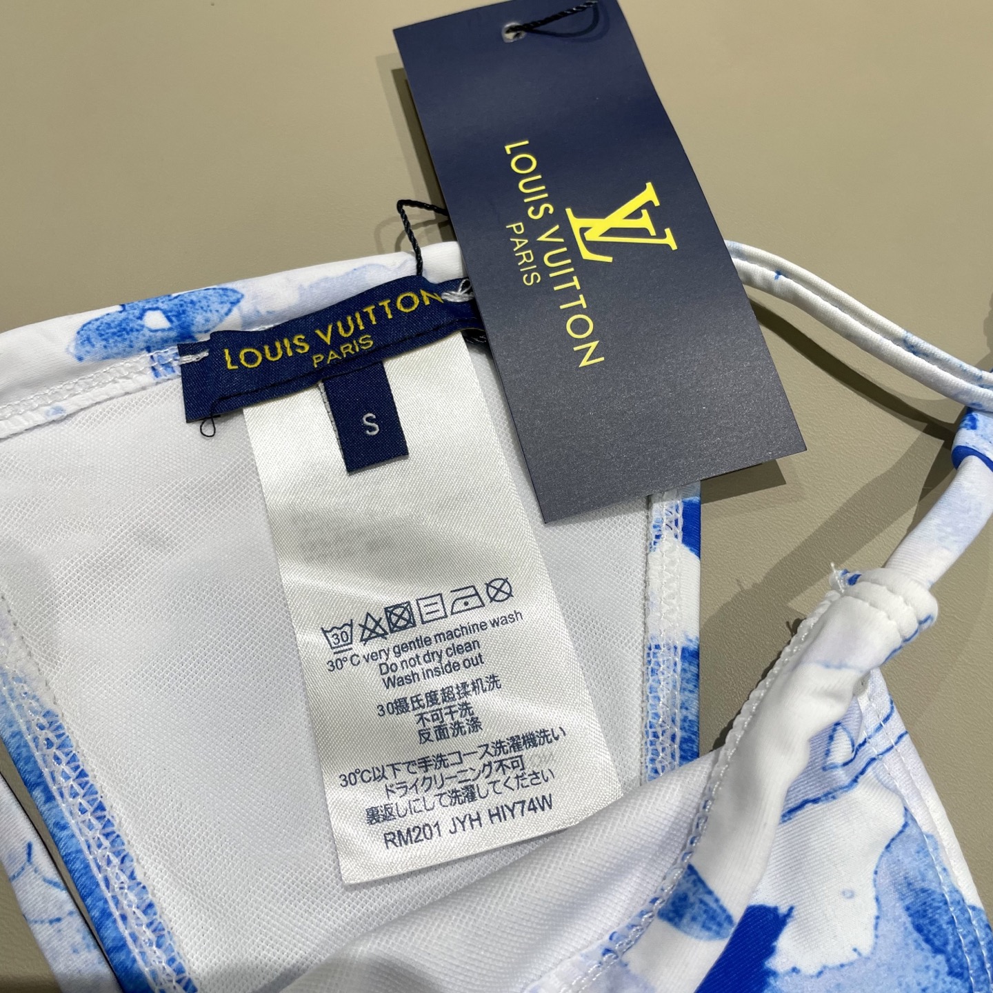 Lv专柜新款比基尼泳衣 😍🥰适合多种场景的游泳衣🏊‍♀️海边 游泳池 温泉 水上乐园 漂流都可以😌内搭也