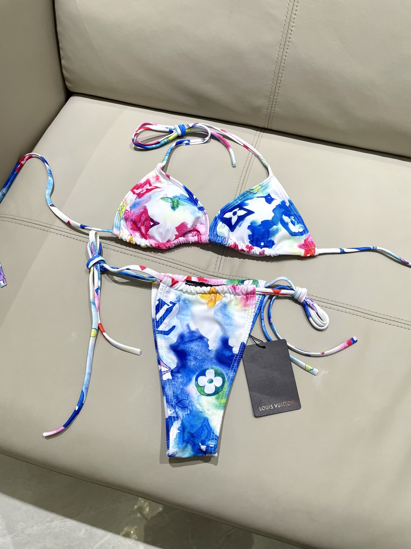 Lv专柜新款比基尼泳衣 😍🥰适合多种场景的游泳衣🏊‍♀️海边 游泳池 温泉 水上乐园 漂流都可以😌内搭也