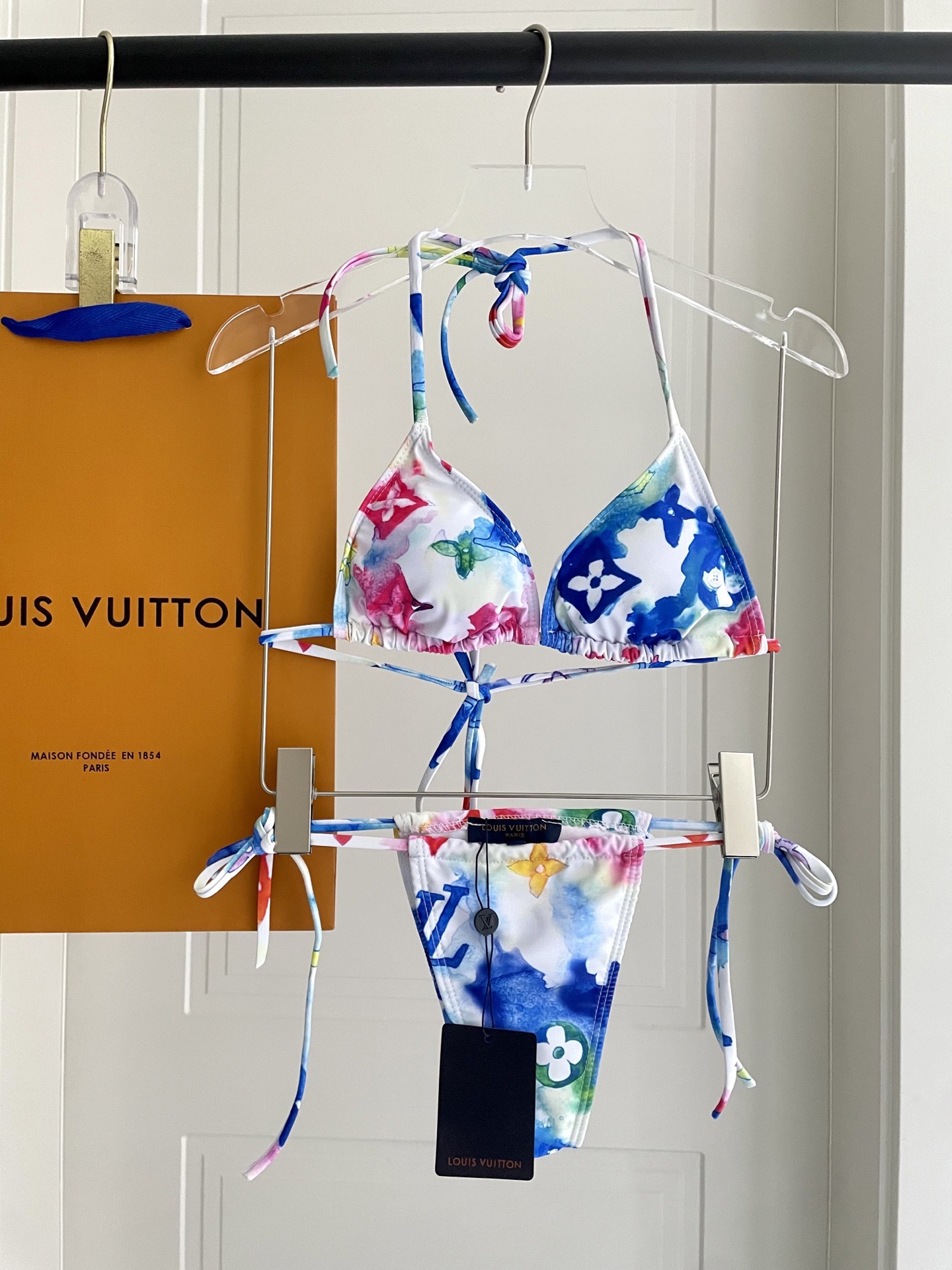 Lv专柜新款比基尼泳衣 😍🥰适合多种场景的游泳衣🏊‍♀️海边 游泳池 温泉 水上乐园 漂流都可以😌内搭也