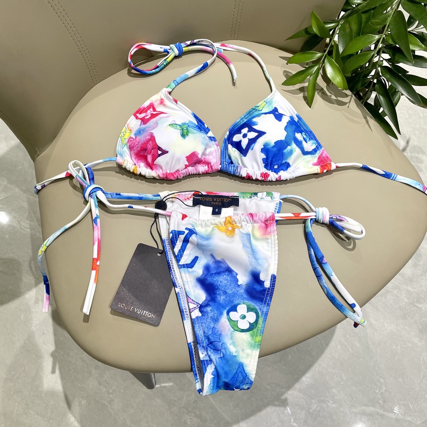 Lv专柜新款比基尼泳衣 😍🥰适合多种场景的游泳衣🏊‍♀️海边 游泳池 温泉 水上乐园 漂流都可以😌内搭也