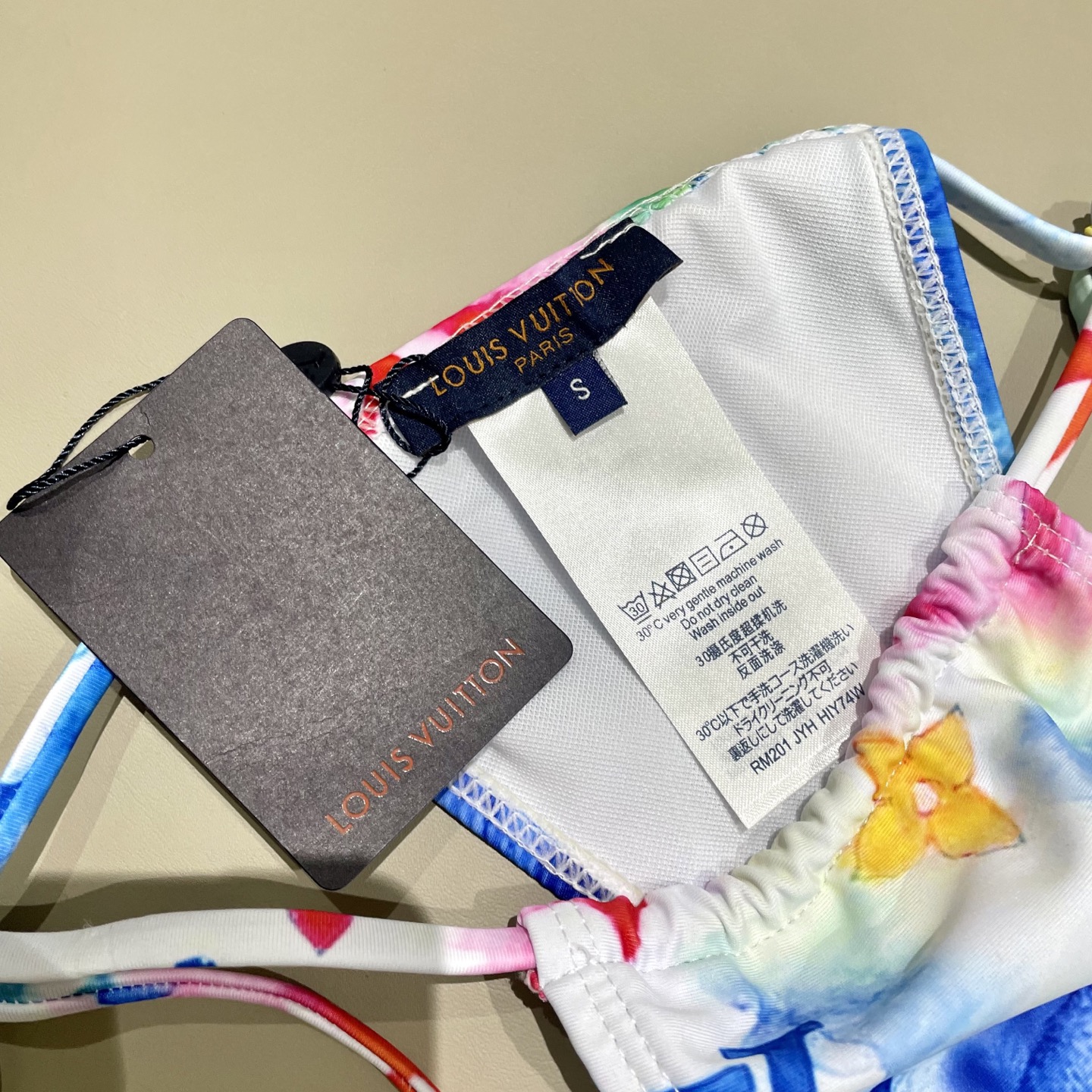 Lv专柜新款比基尼泳衣 😍🥰适合多种场景的游泳衣🏊‍♀️海边 游泳池 温泉 水上乐园 漂流都可以😌内搭也