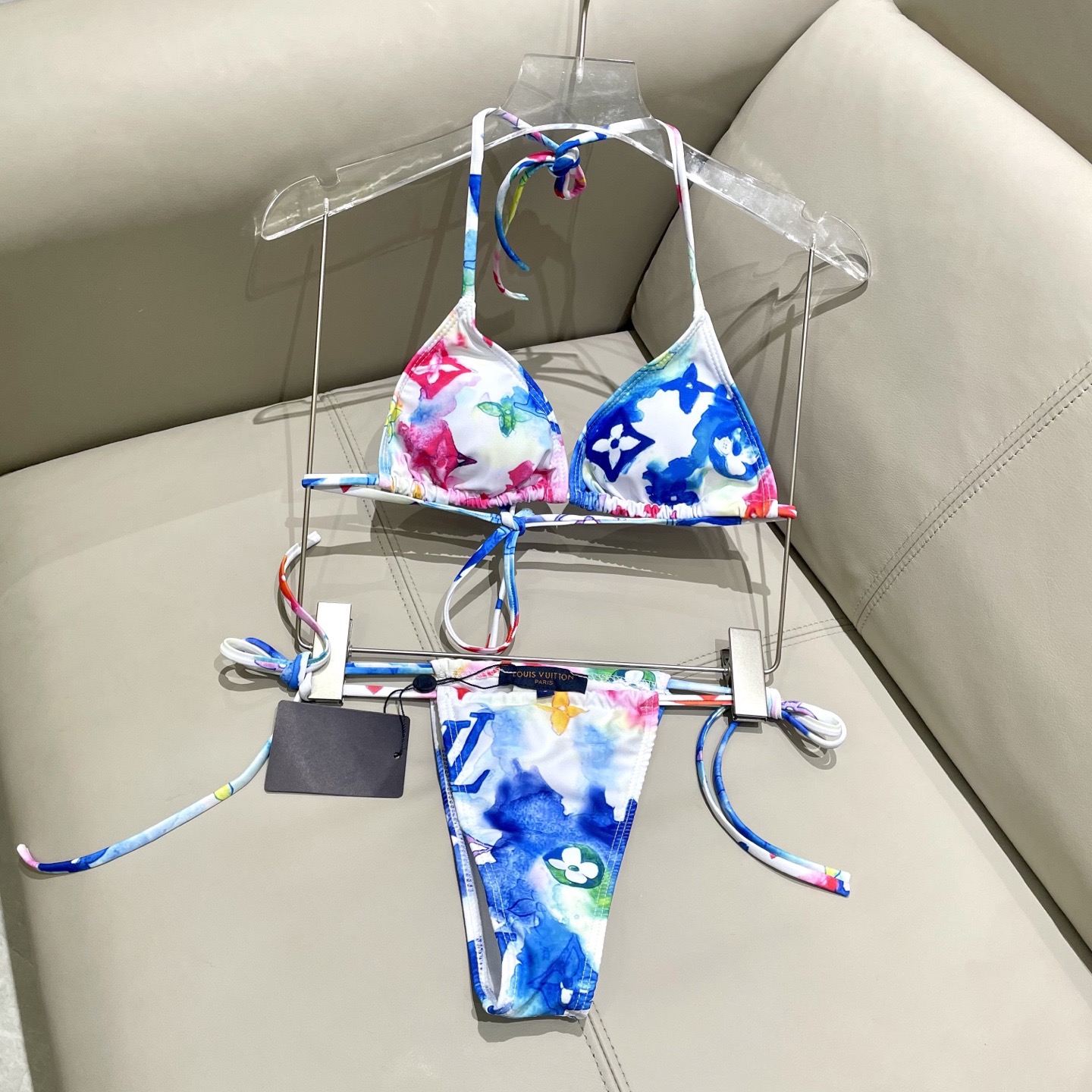 Lv专柜新款比基尼泳衣 😍🥰适合多种场景的游泳衣🏊‍♀️海边 游泳池 温泉 水上乐园 漂流都可以😌内搭也