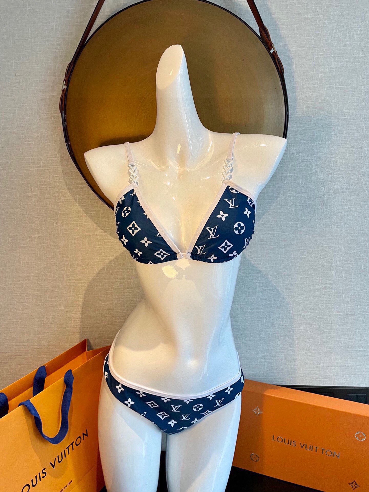 Lv专柜新款比基尼泳衣 😍🥰适合多种场景的游泳衣🏊‍♀️海边 游泳池 温泉 水上乐园 漂流都可以😌内搭也