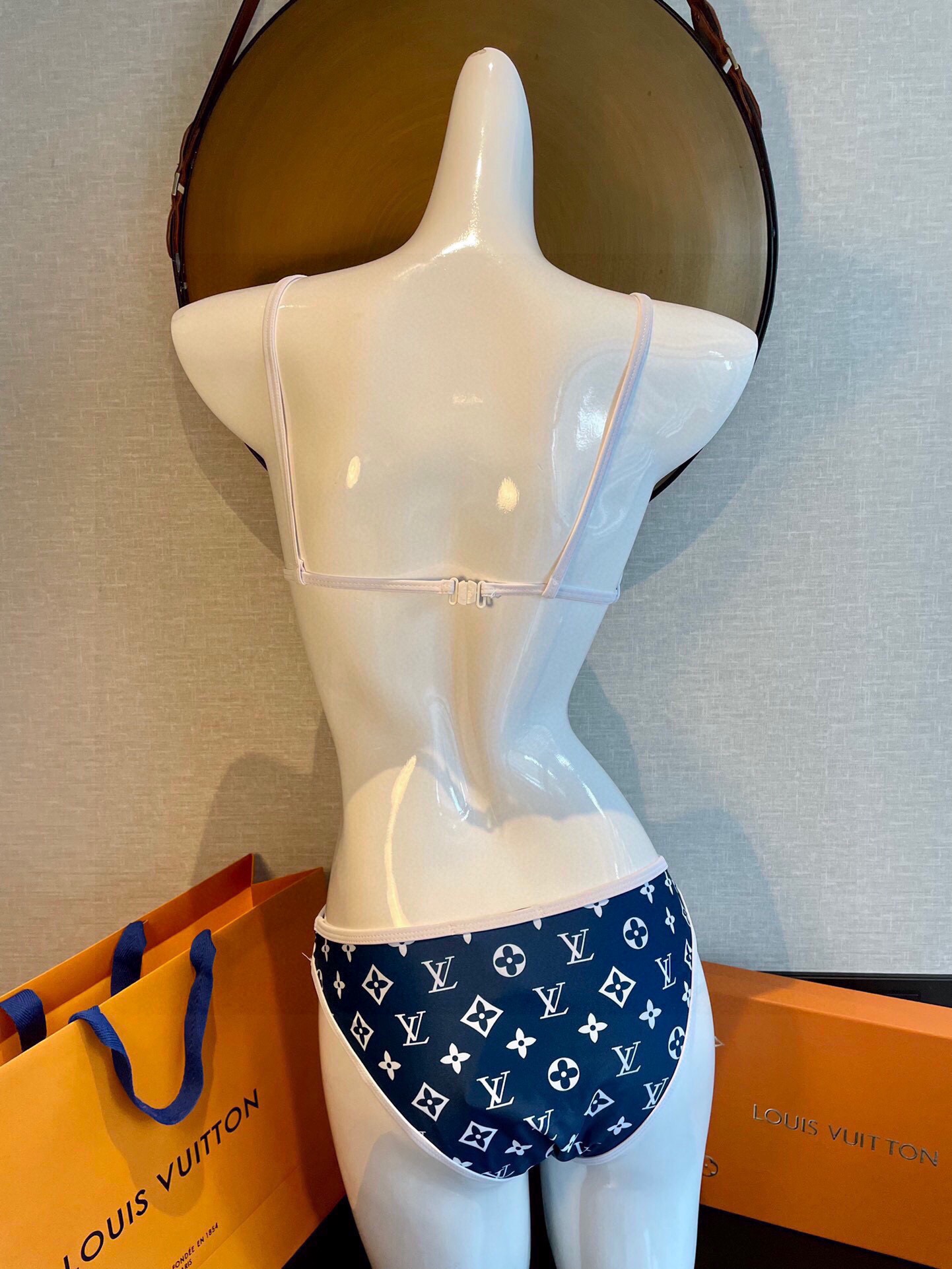 Lv专柜新款比基尼泳衣 😍🥰适合多种场景的游泳衣🏊‍♀️海边 游泳池 温泉 水上乐园 漂流都可以😌内搭也