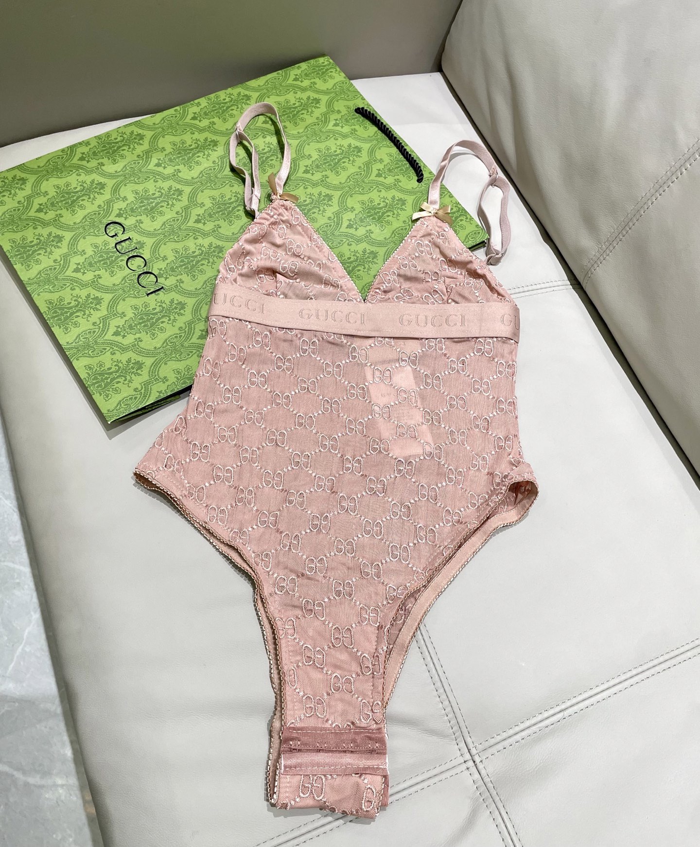 Gucci G家字母刺绣网纱性感连体衣 半透明型 黑色 诉说着纯粹的性感 胸前深V➕蕾丝网纱设计 提升了