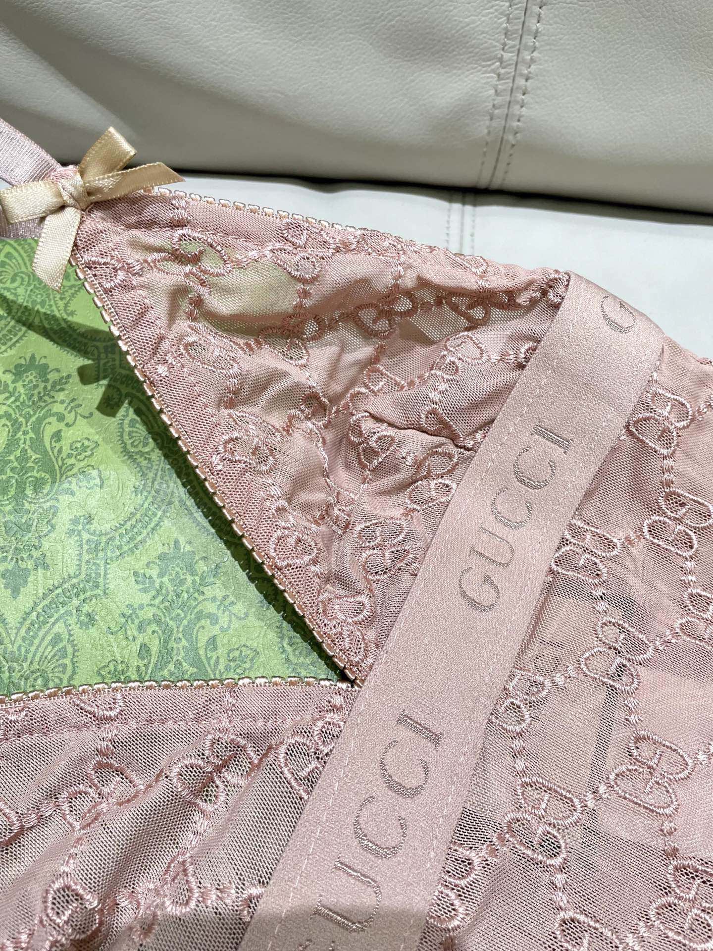 Gucci G家字母刺绣网纱性感连体衣 半透明型 黑色 诉说着纯粹的性感 胸前深V➕蕾丝网纱设计 提升了