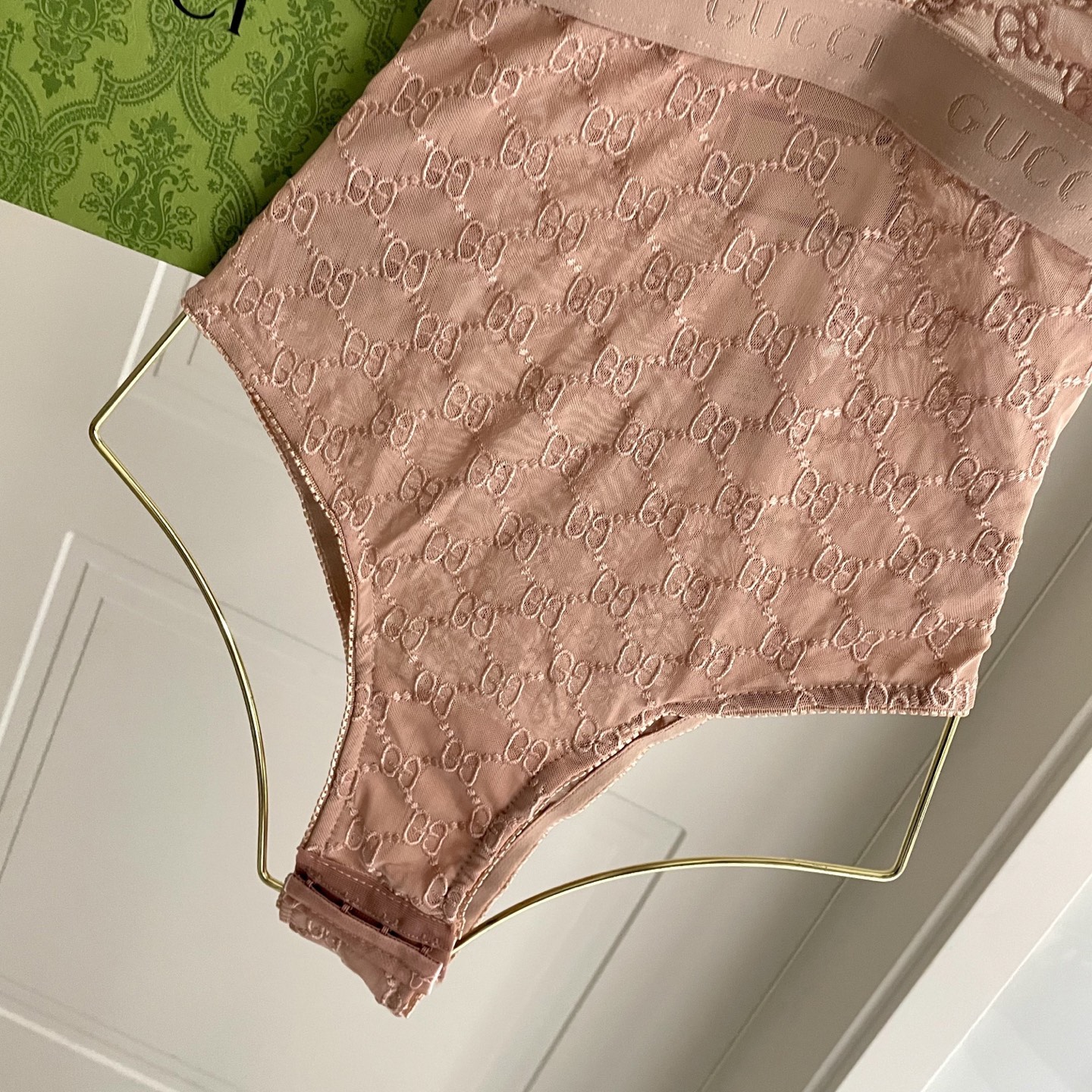 Gucci G家字母刺绣网纱性感连体衣 半透明型 黑色 诉说着纯粹的性感 胸前深V➕蕾丝网纱设计 提升了