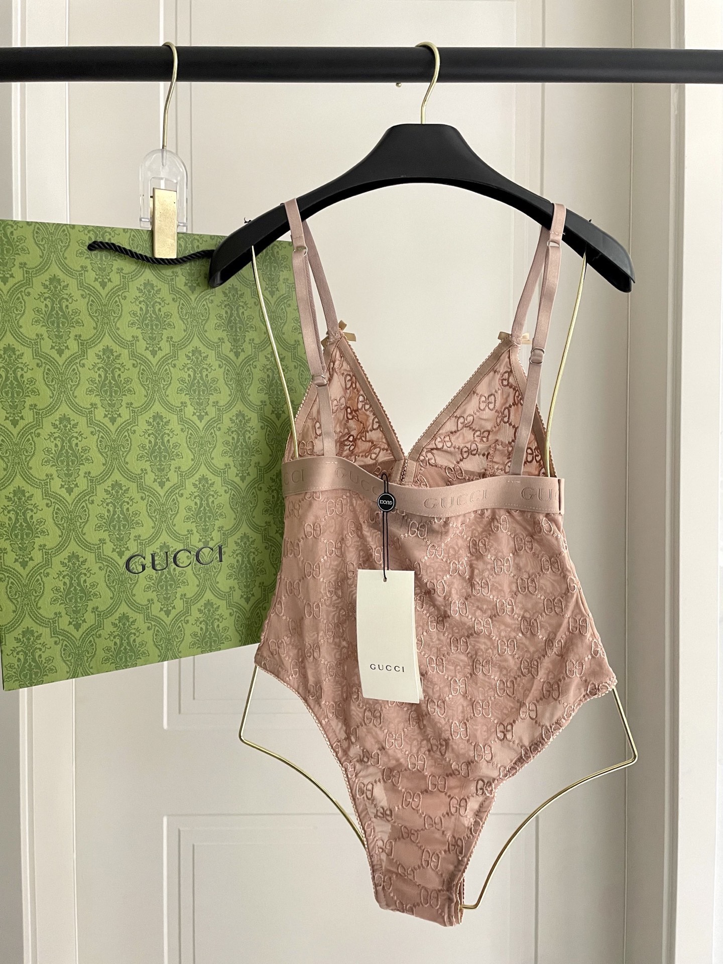 Gucci G家字母刺绣网纱性感连体衣 半透明型 黑色 诉说着纯粹的性感 胸前深V➕蕾丝网纱设计 提升了