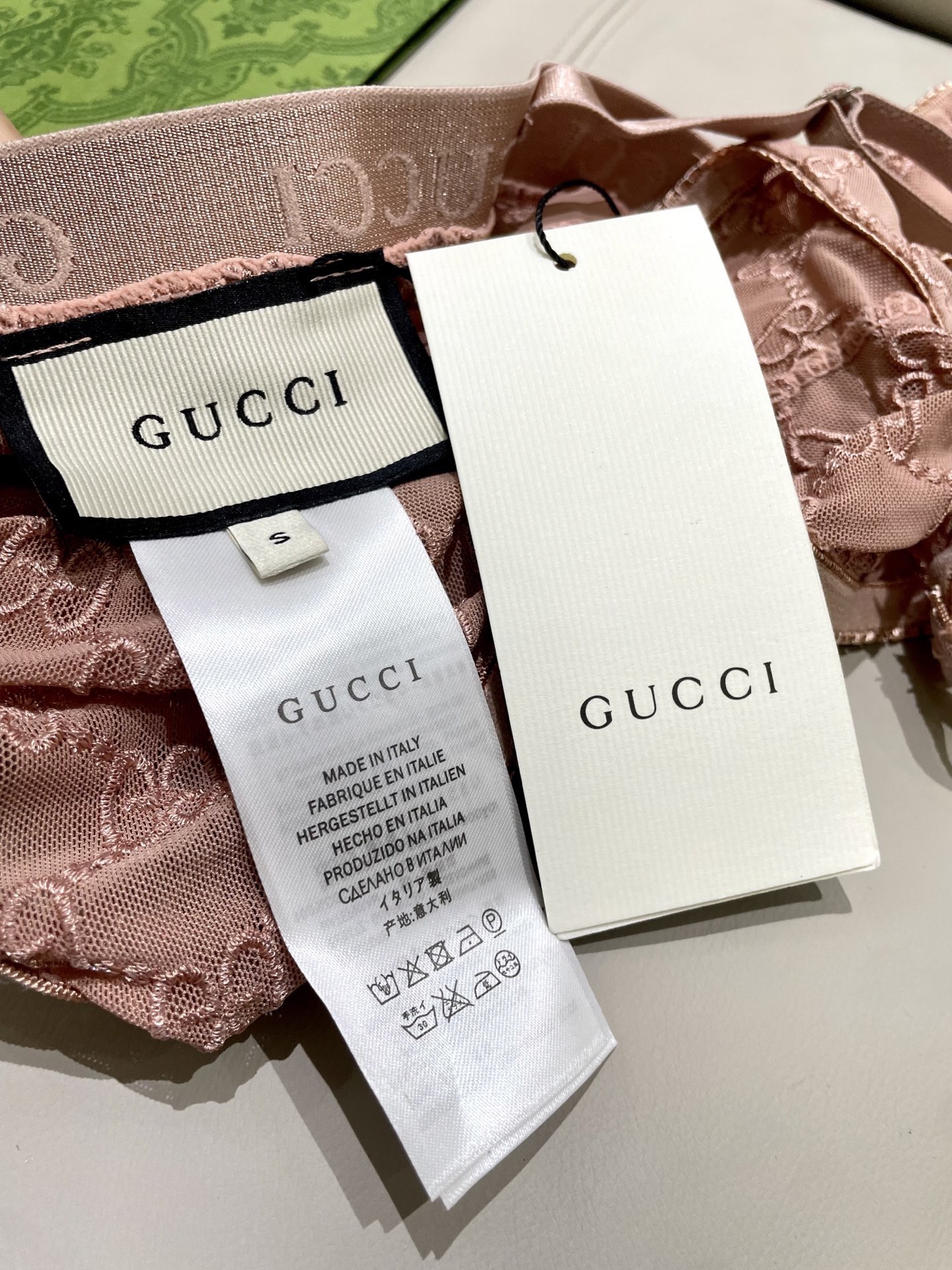 Gucci G家字母刺绣网纱性感连体衣 半透明型 黑色 诉说着纯粹的性感 胸前深V➕蕾丝网纱设计 提升了