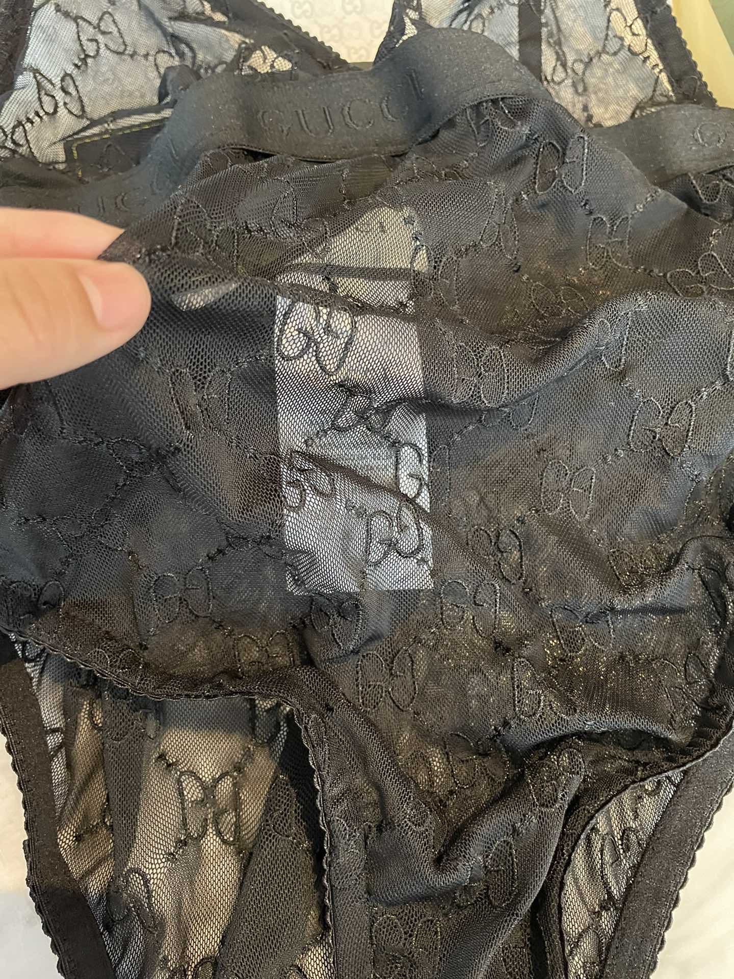 Gucci G家字母刺绣网纱性感连体衣 半透明型 黑色 诉说着纯粹的性感 胸前深V➕蕾丝网纱设计 提升了