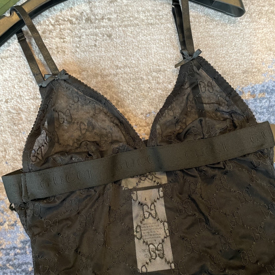 Gucci G家字母刺绣网纱性感连体衣 半透明型 黑色 诉说着纯粹的性感 胸前深V➕蕾丝网纱设计 提升了