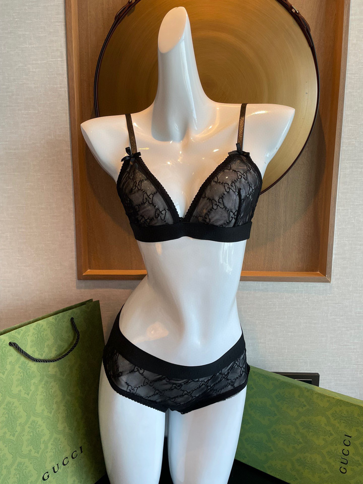 Gucci G家字母刺绣网纱性感比基尼 半透明型 黑色 诉说着纯粹的性感 胸前深V➕蕾丝网纱设计 提升了