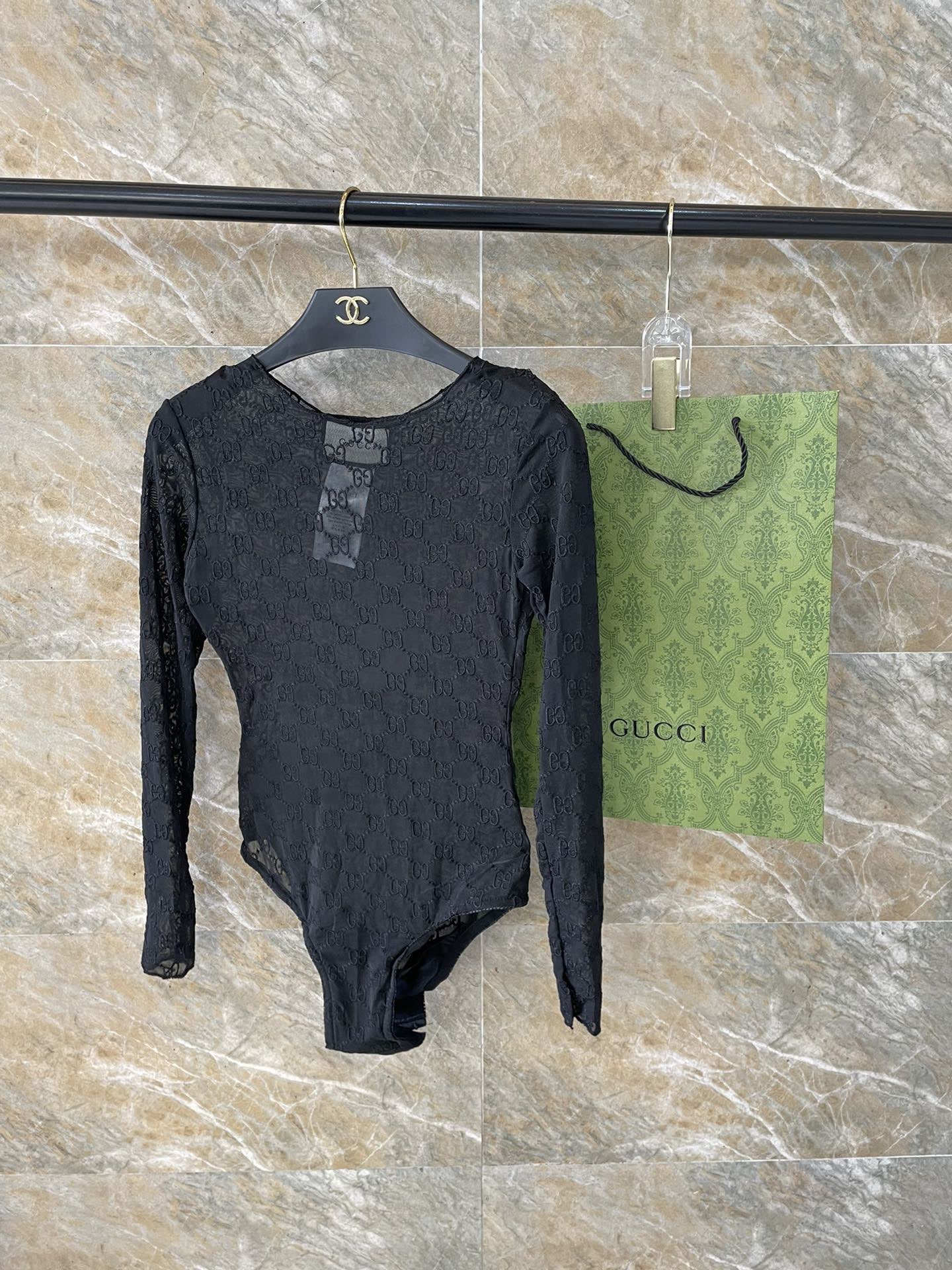 Gucci G家字母刺绣网纱性感连体衣 半透明型 黑色 诉说着纯粹的性感 胸前深V➕蕾丝网纱设计 提升了